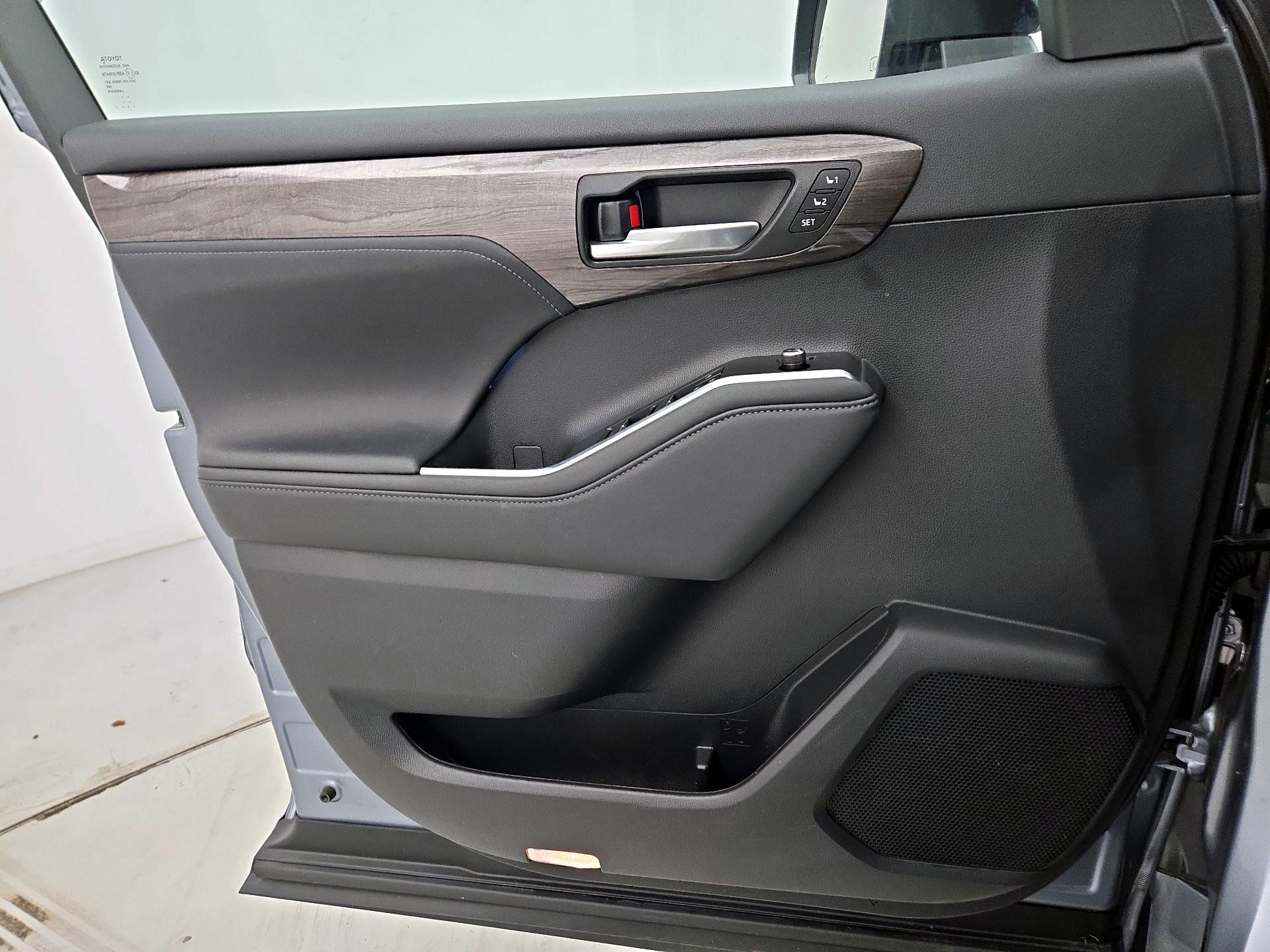 Thumbnail: 2023 Toyota Highlander - 12