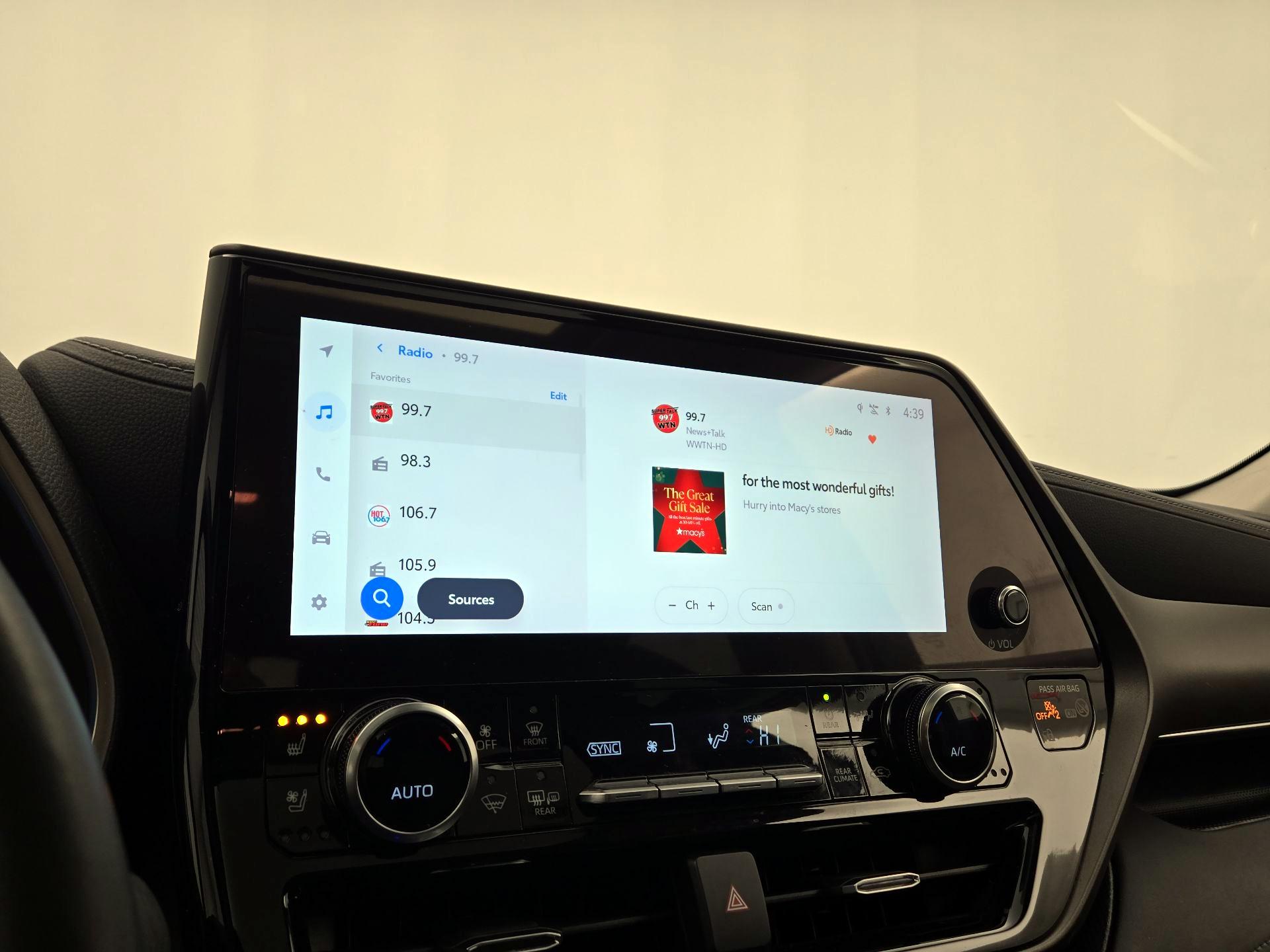 Thumbnail: 2023 Toyota Highlander - 15