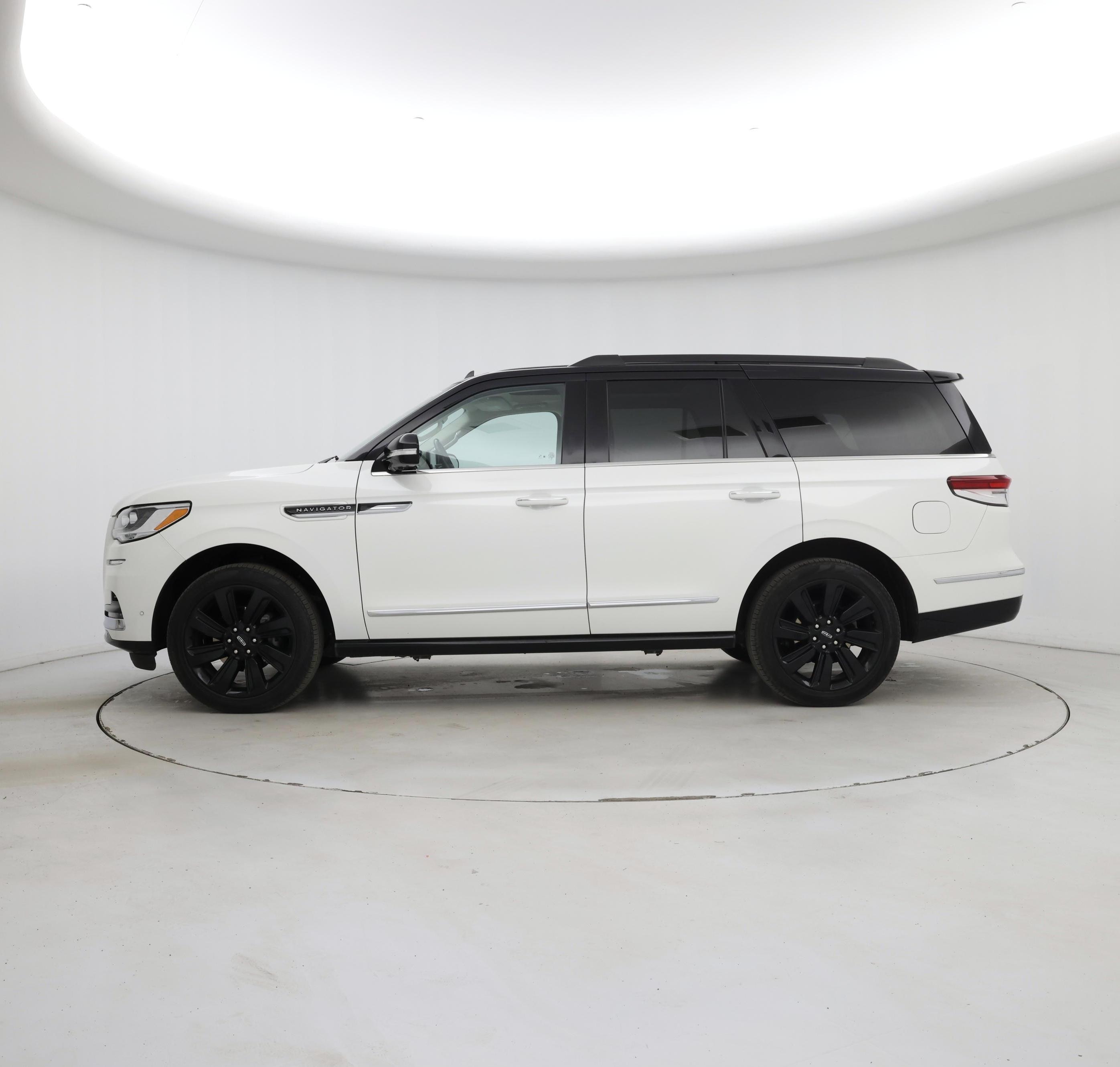 Thumbnail: 2023 Lincoln Navigator - 3