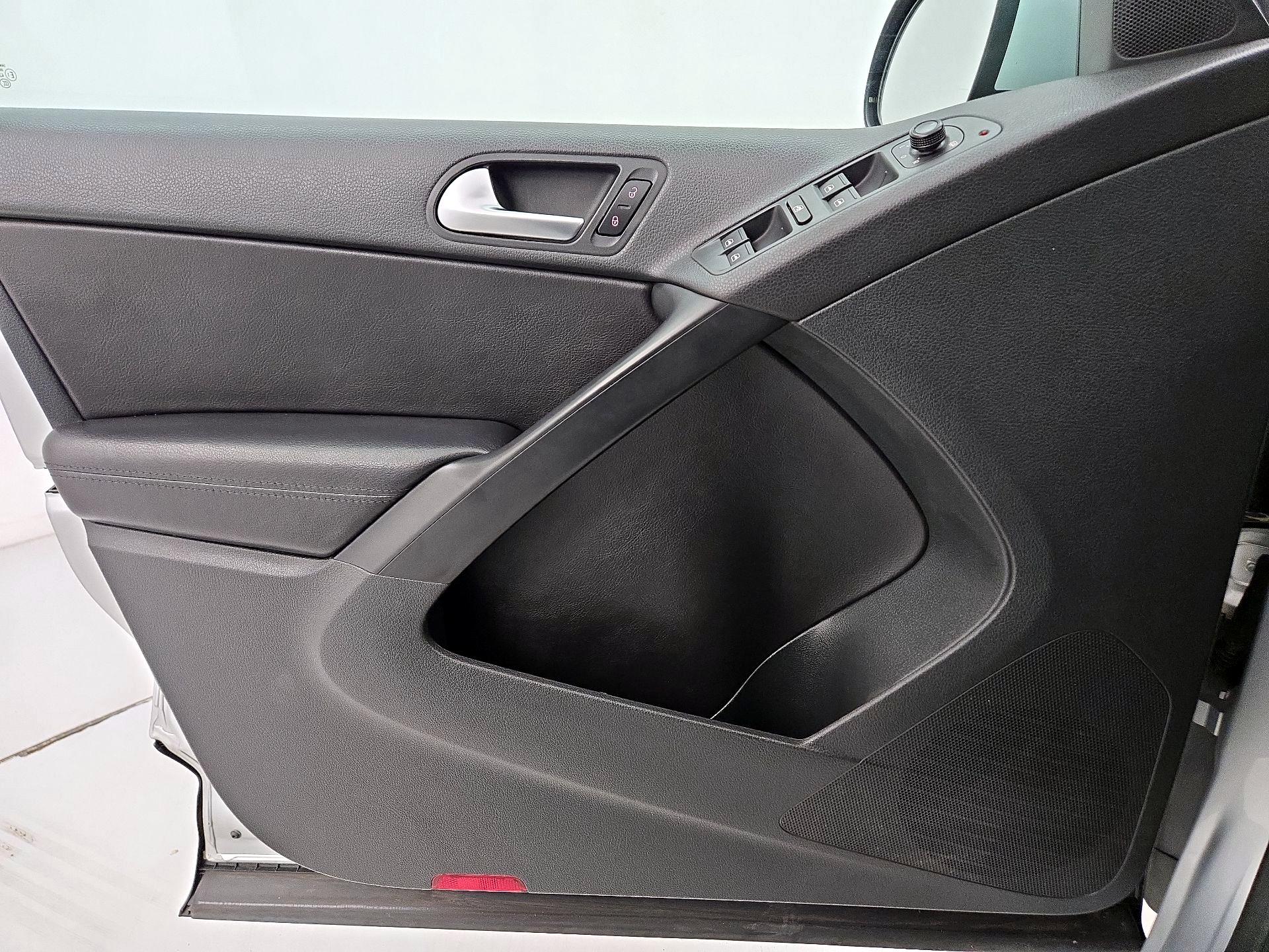 Thumbnail: 2017 Volkswagen Tiguan - 12