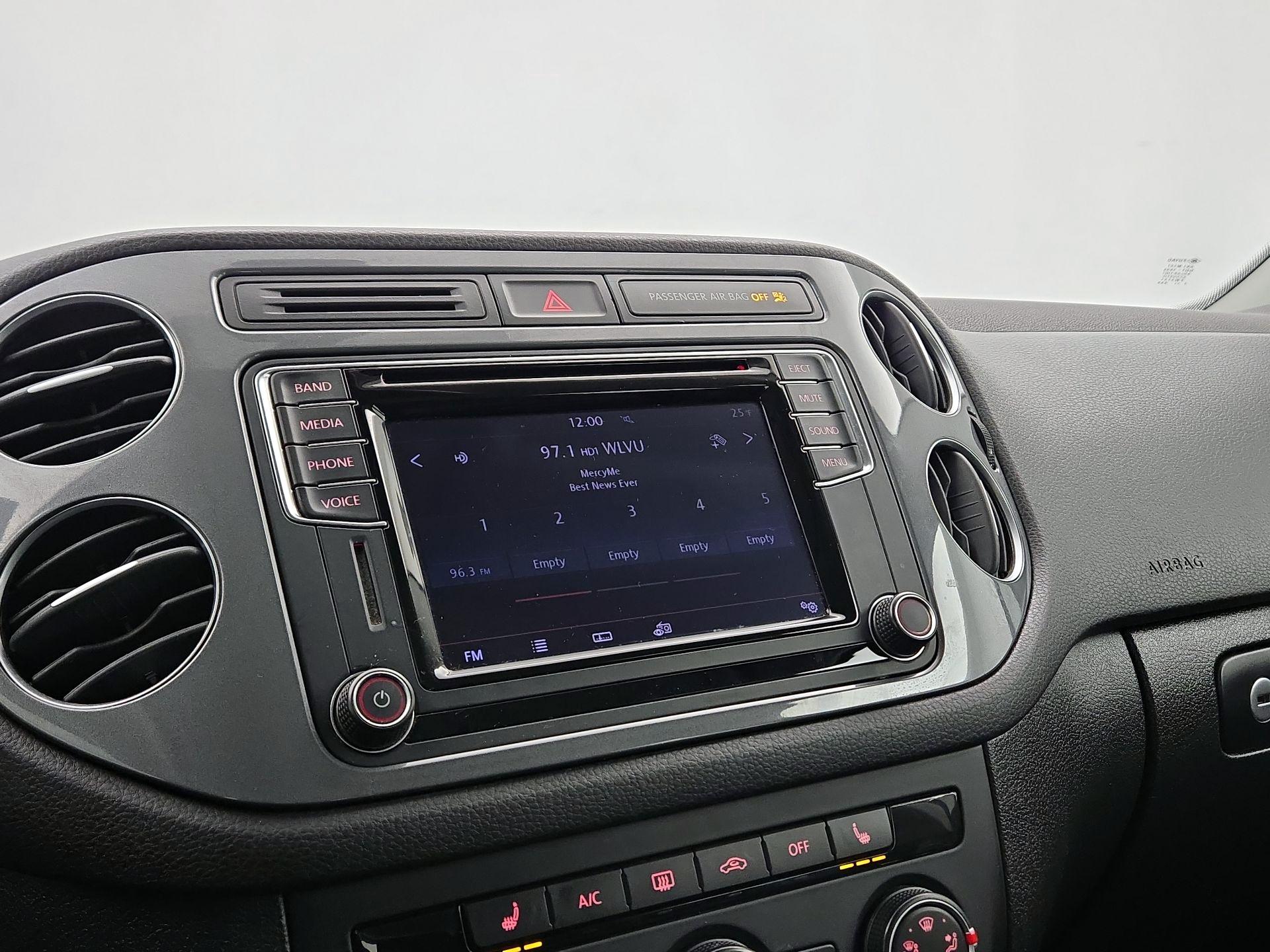 Thumbnail: 2017 Volkswagen Tiguan - 15