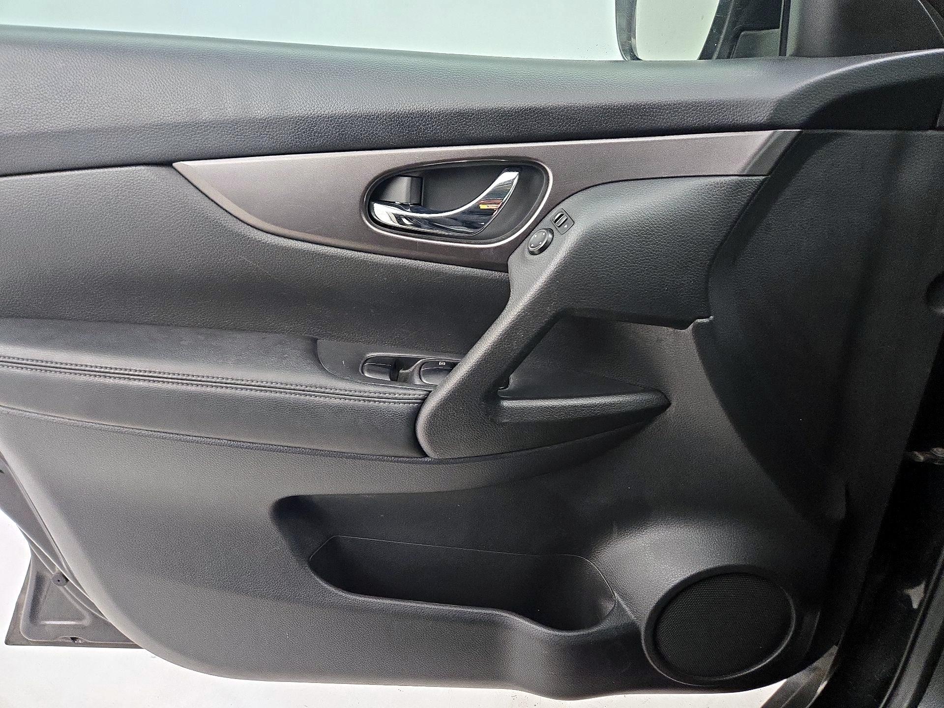 Thumbnail: 2016 Nissan Rogue - 12