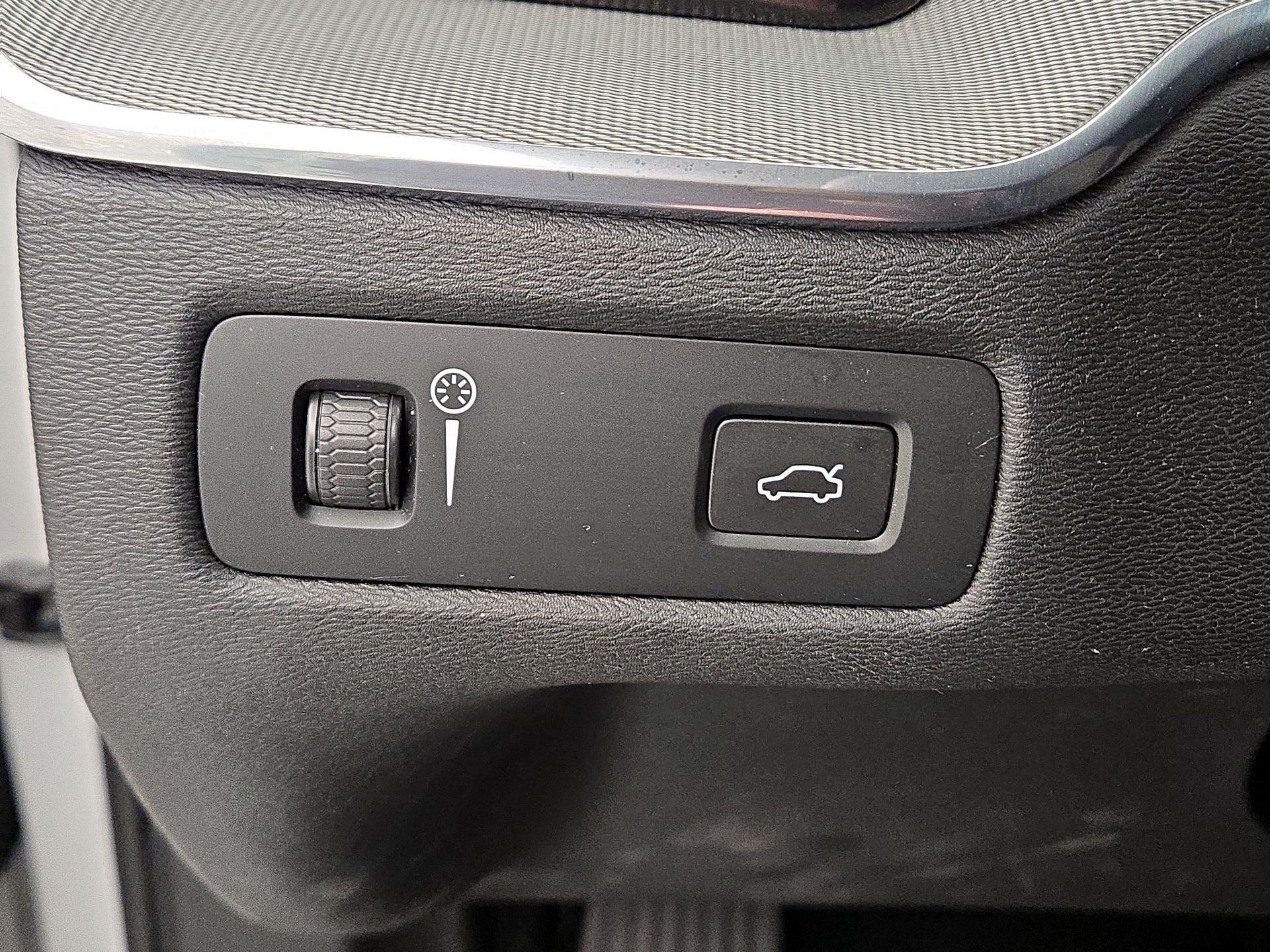 Thumbnail: 2022 Volvo XC60 - 13