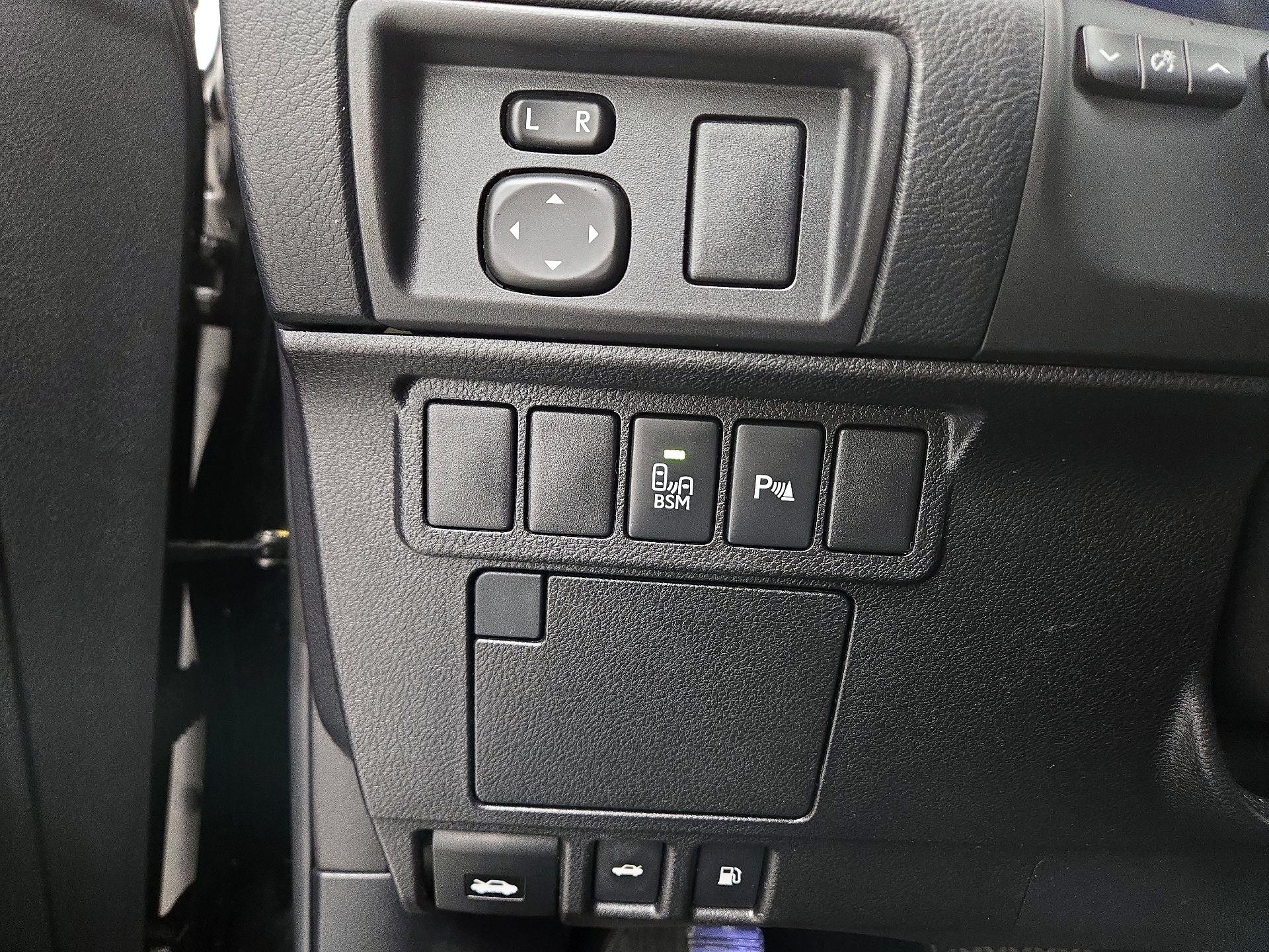 Thumbnail: 2015 Lexus ES - 13