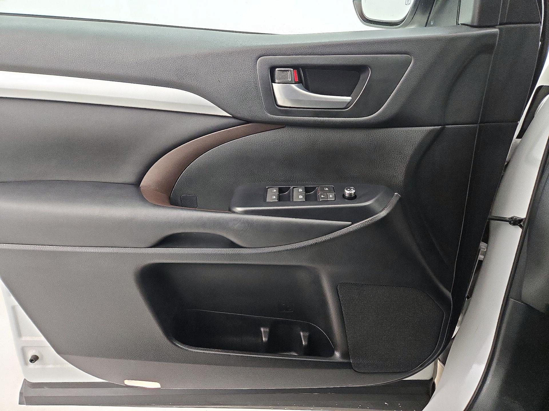 Thumbnail: 2017 Toyota Highlander - 12