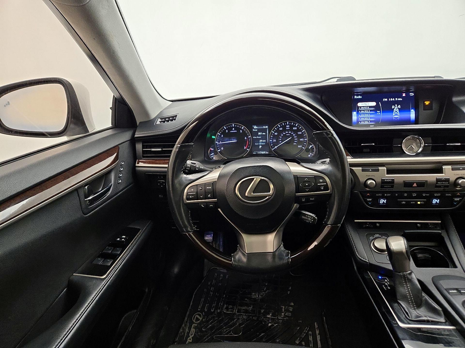 Thumbnail: 2017 Lexus ES - 10