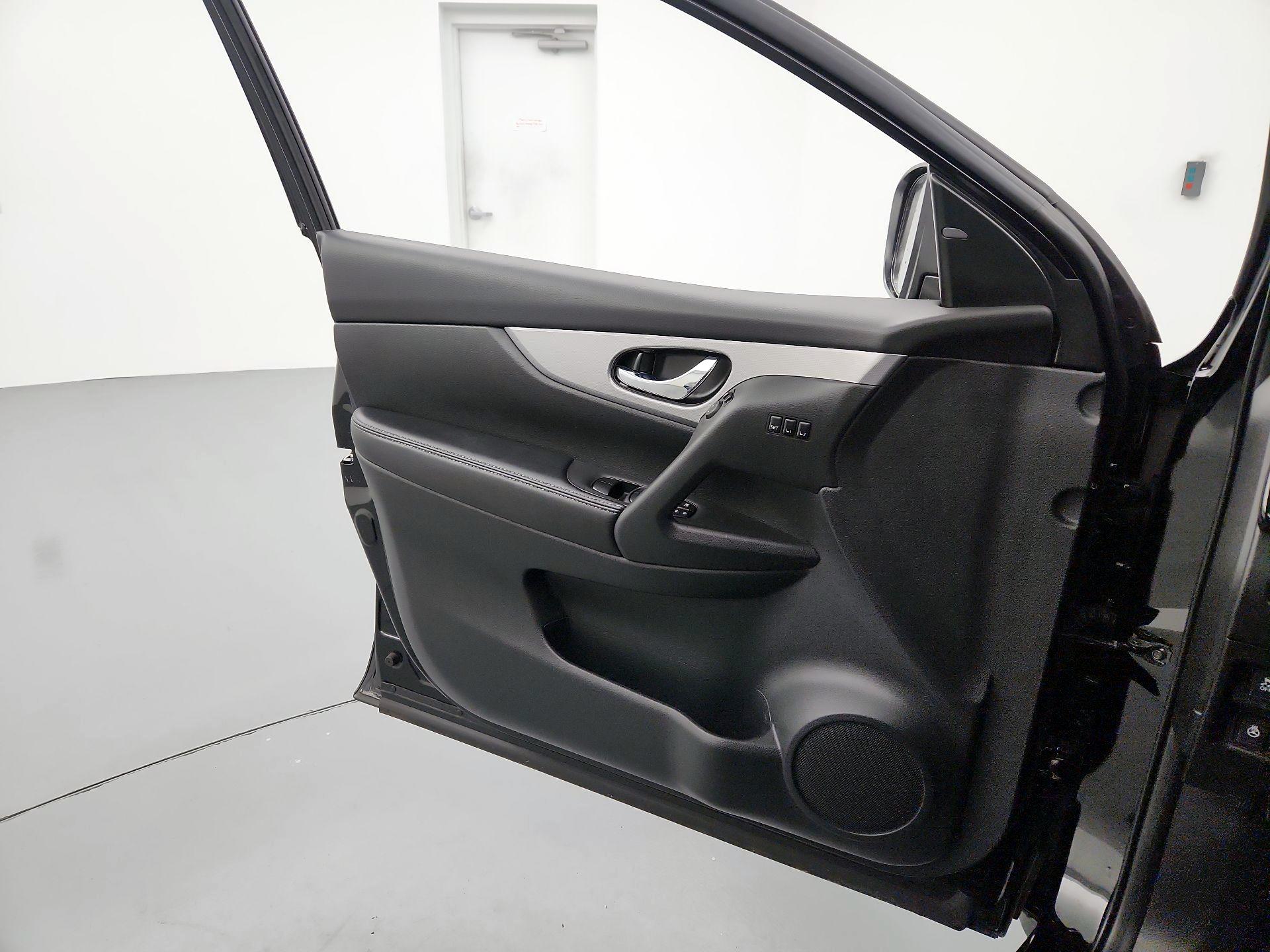 Thumbnail: 2020 Nissan Rogue Sport - 12