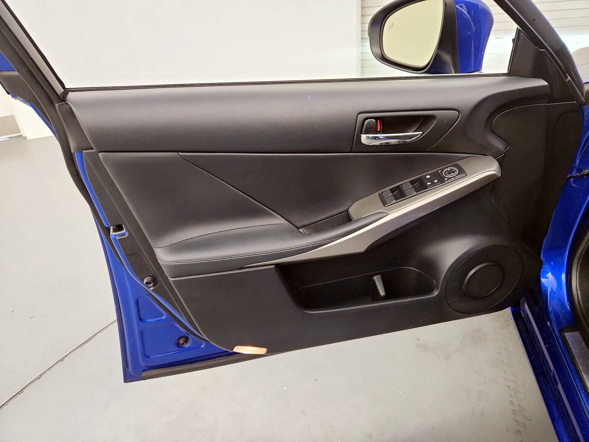 Thumbnail: 2016 Lexus IS - 12