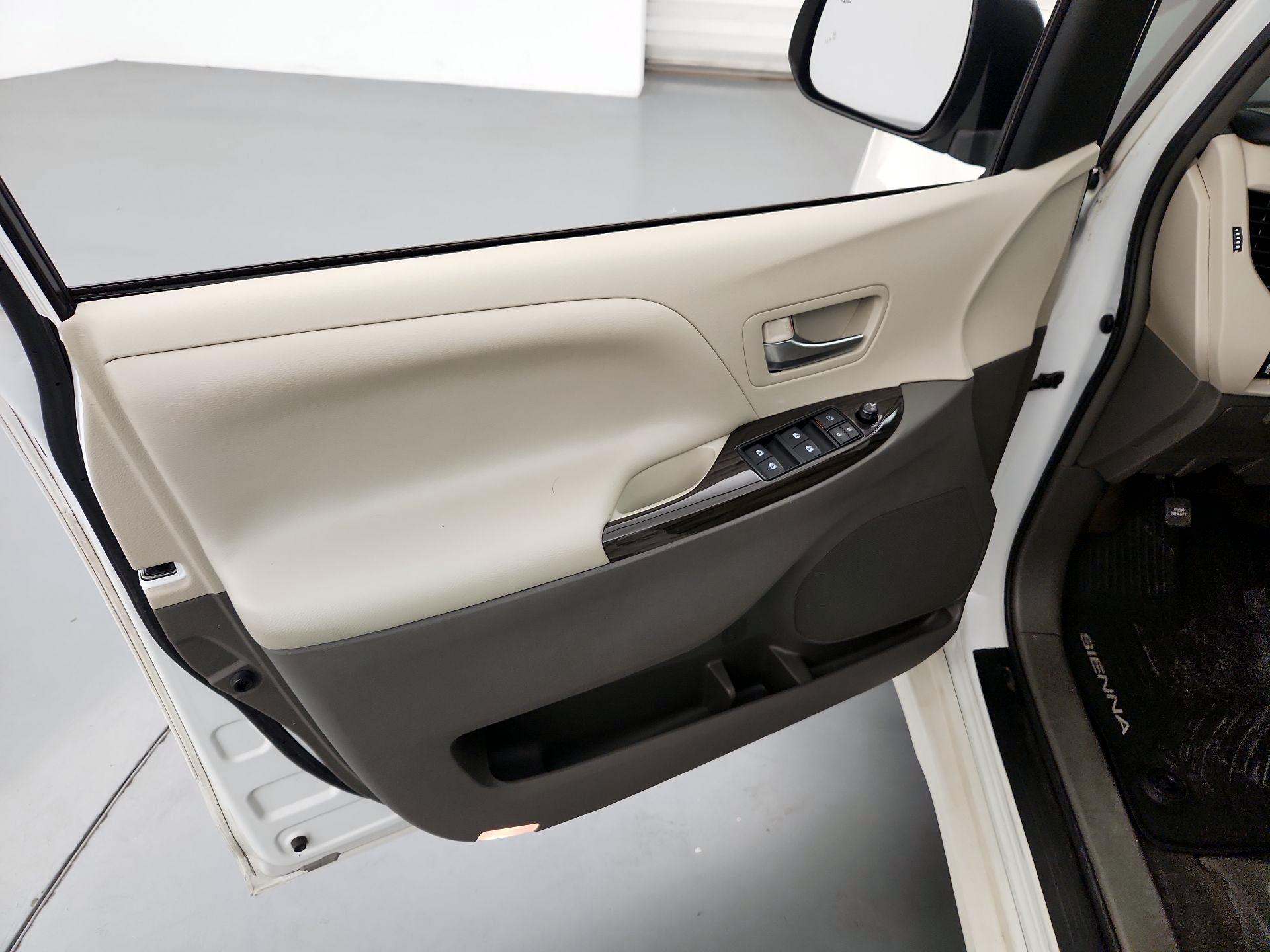 Thumbnail: 2018 Toyota Sienna - 12