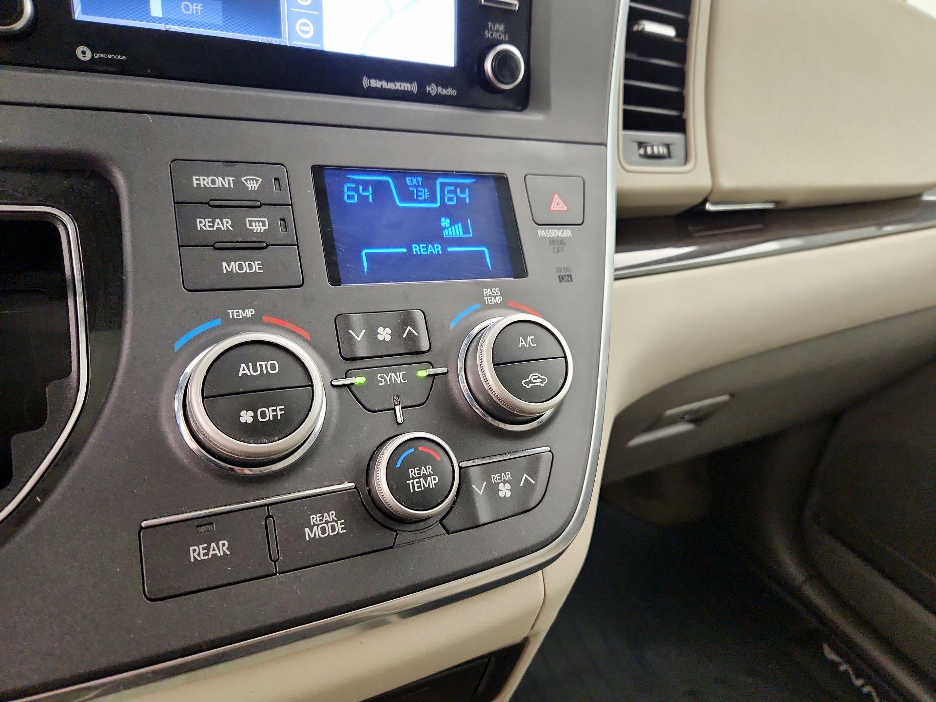 Thumbnail: 2018 Toyota Sienna - 17