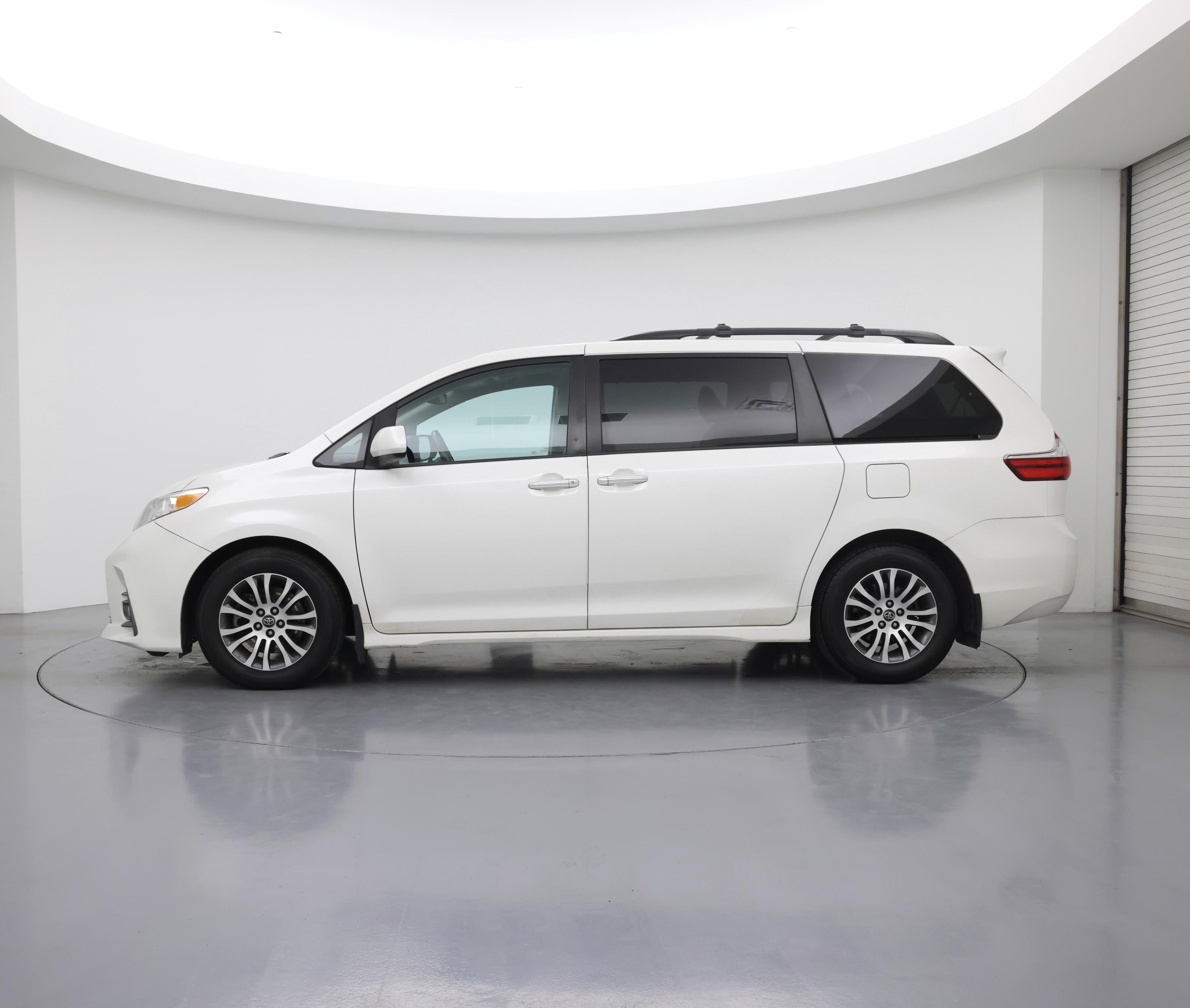 Thumbnail: 2018 Toyota Sienna - 3