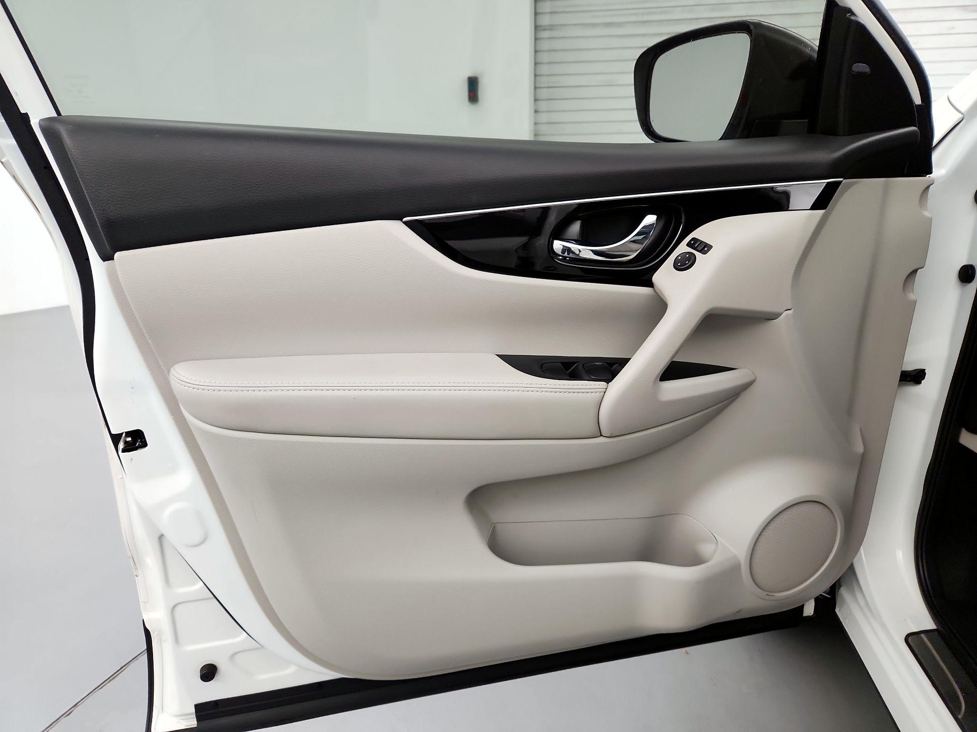 Thumbnail: 2019 Nissan Rogue Sport - 12