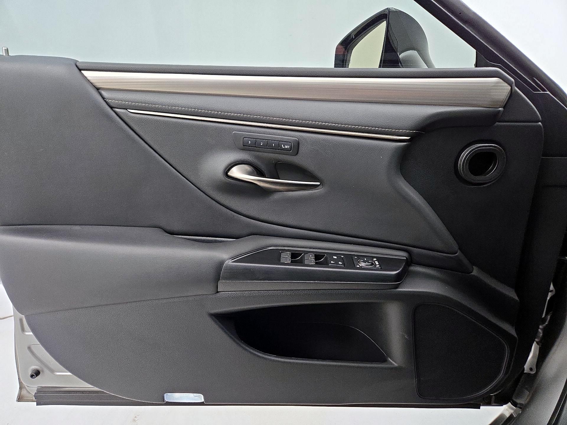 Thumbnail: 2021 Lexus ES - 12