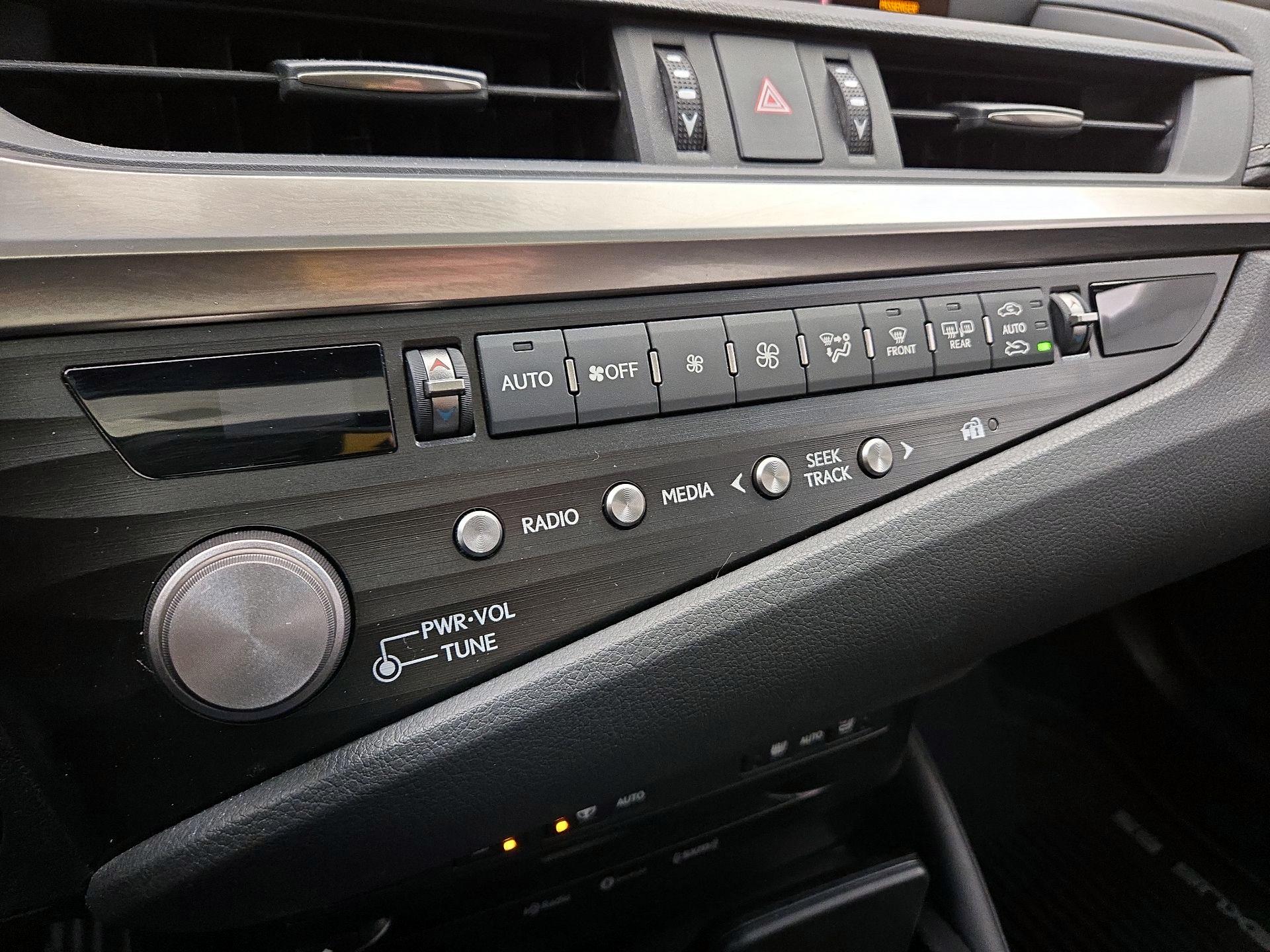 Thumbnail: 2021 Lexus ES - 16