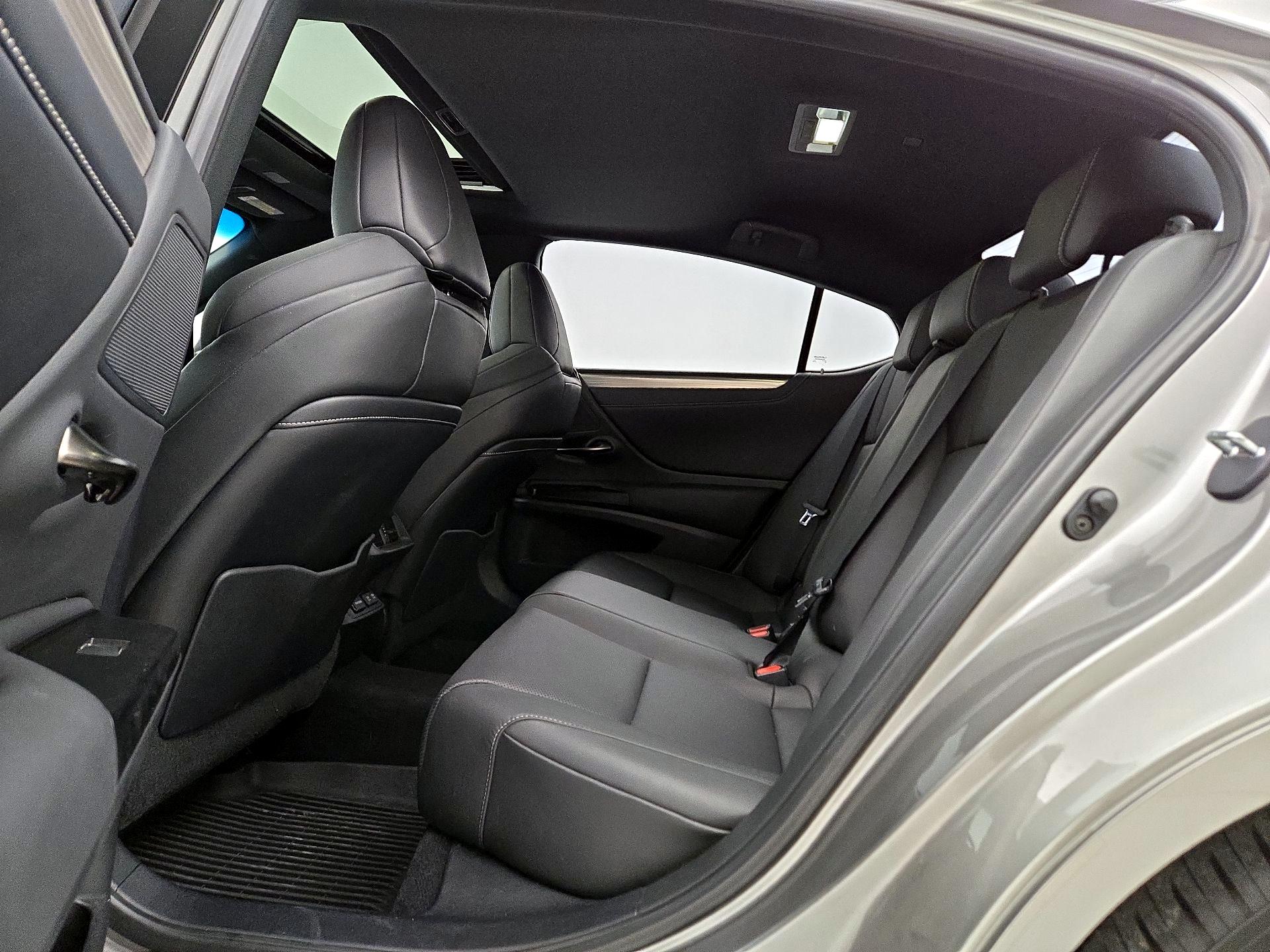 Thumbnail: 2021 Lexus ES - 20