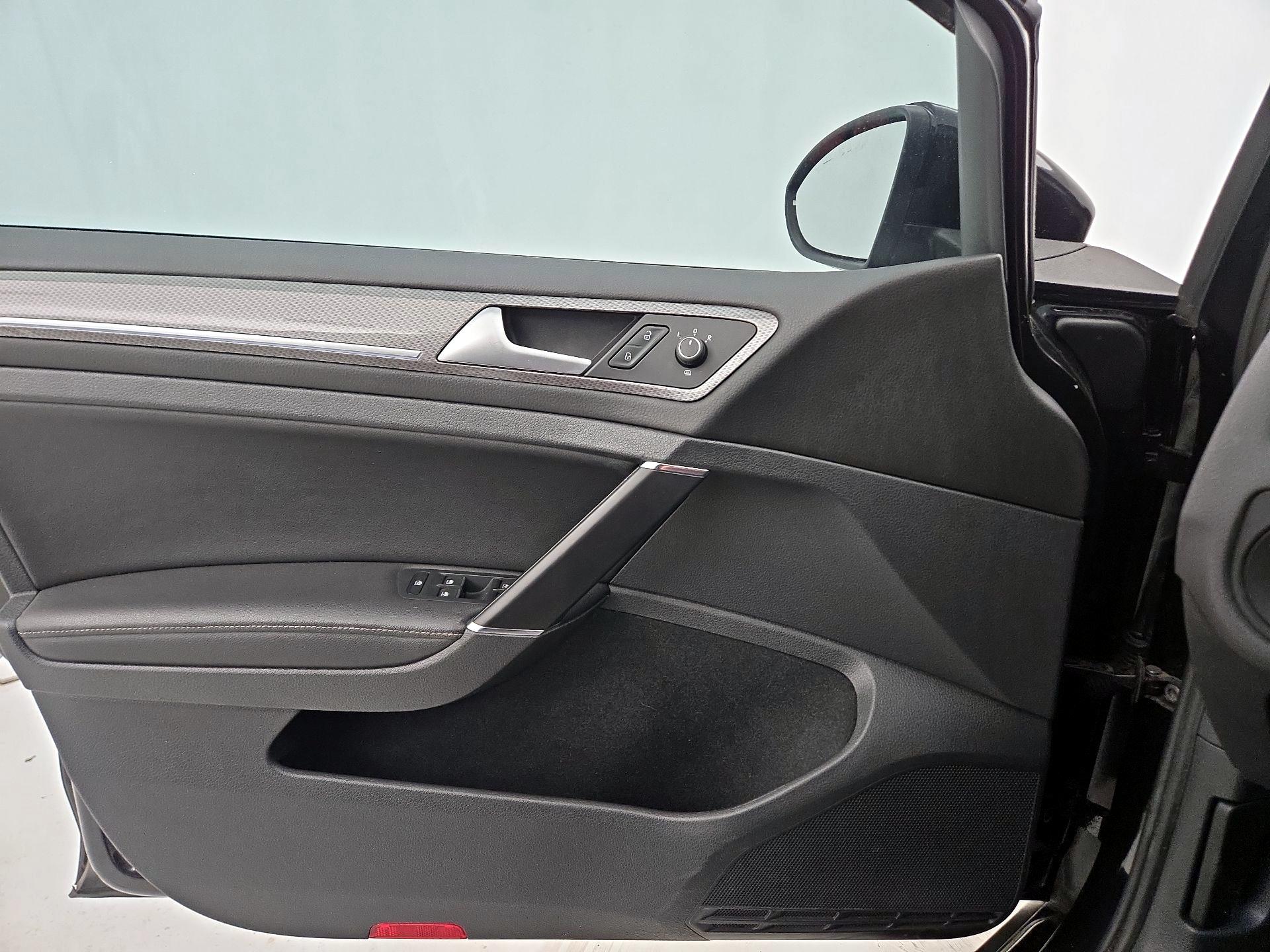 Thumbnail: 2017 Volkswagen Golf - 12