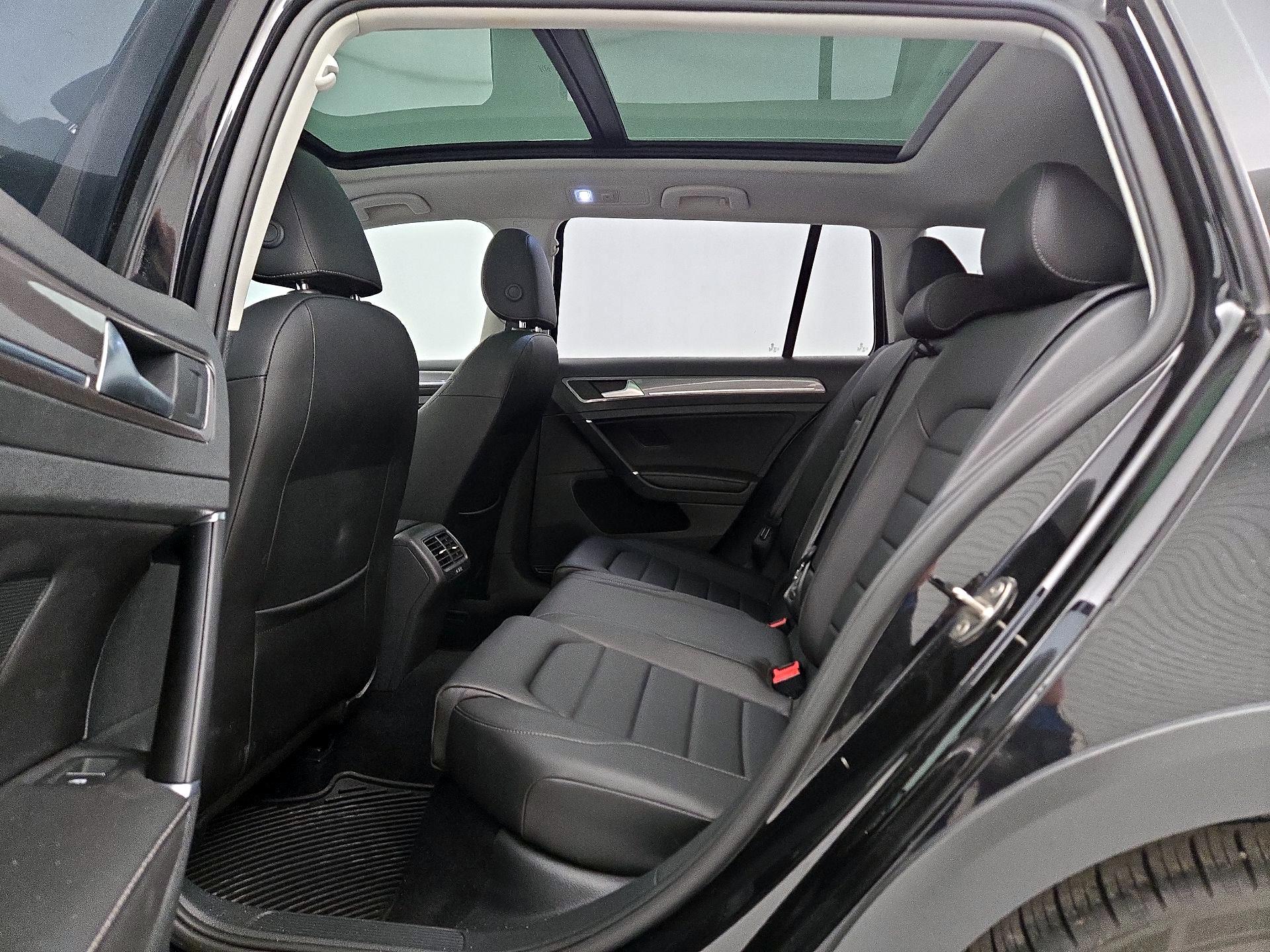 Thumbnail: 2017 Volkswagen Golf - 20