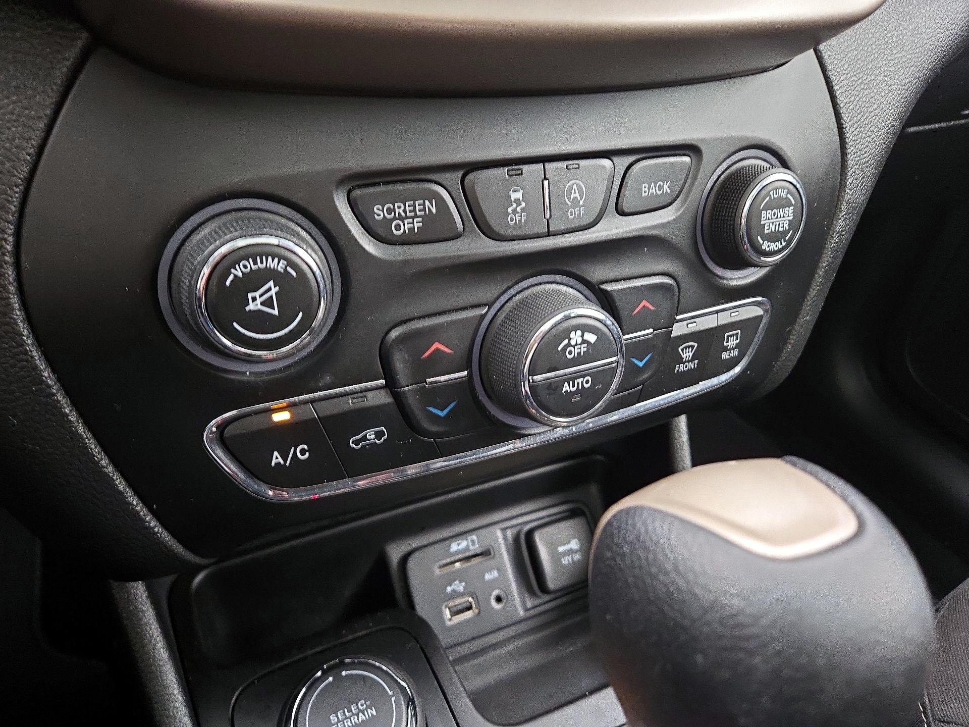 Thumbnail: 2015 Jeep Cherokee - 16