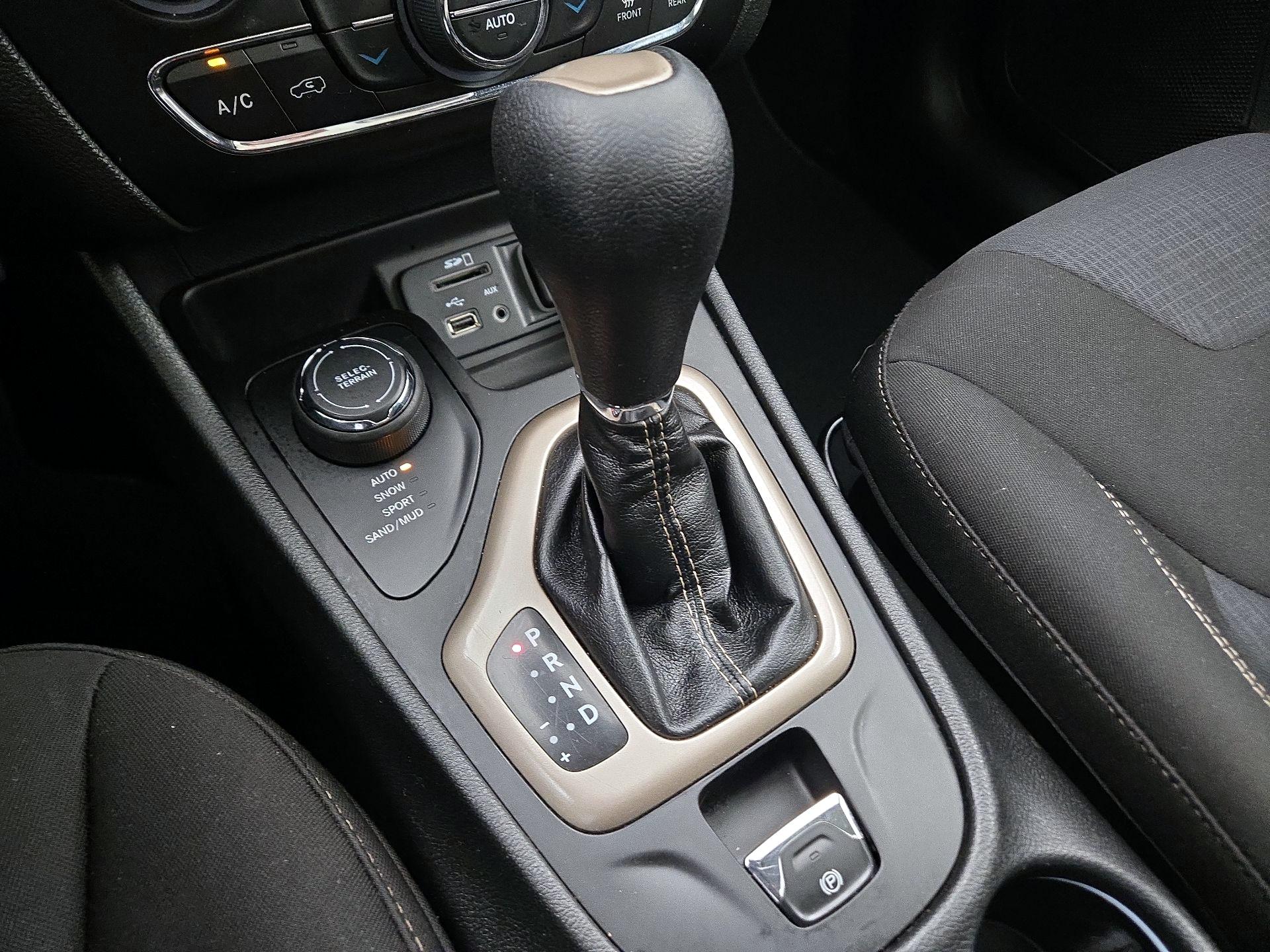 Thumbnail: 2015 Jeep Cherokee - 17