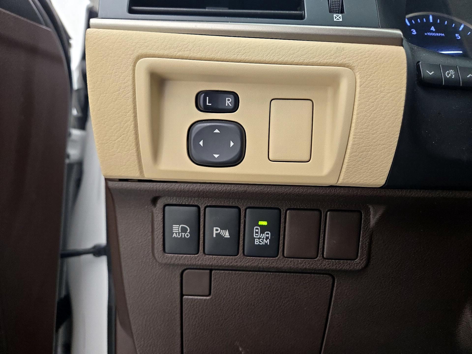 Thumbnail: 2017 Lexus ES - 13