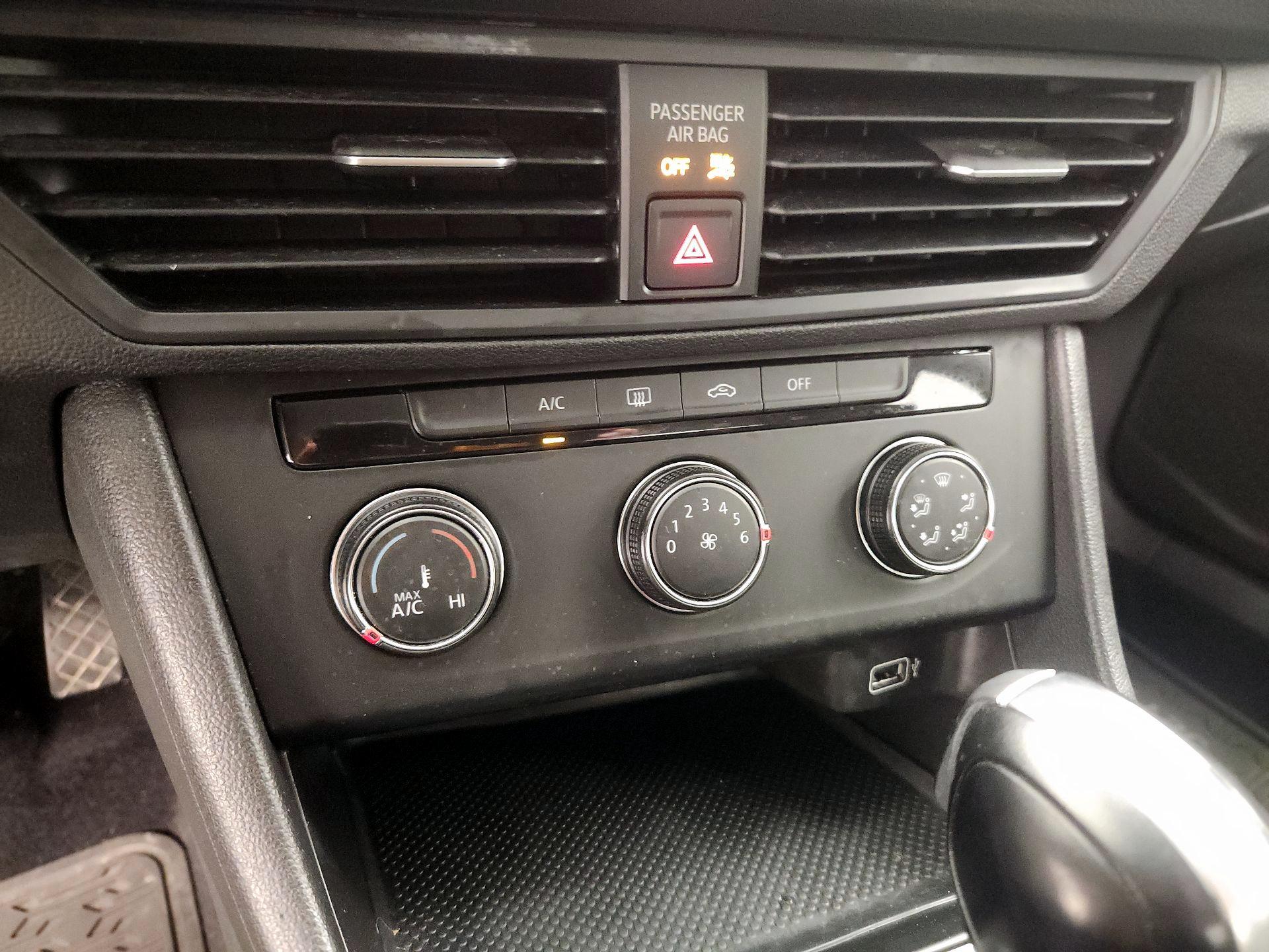 Thumbnail: 2019 Volkswagen Jetta - 16