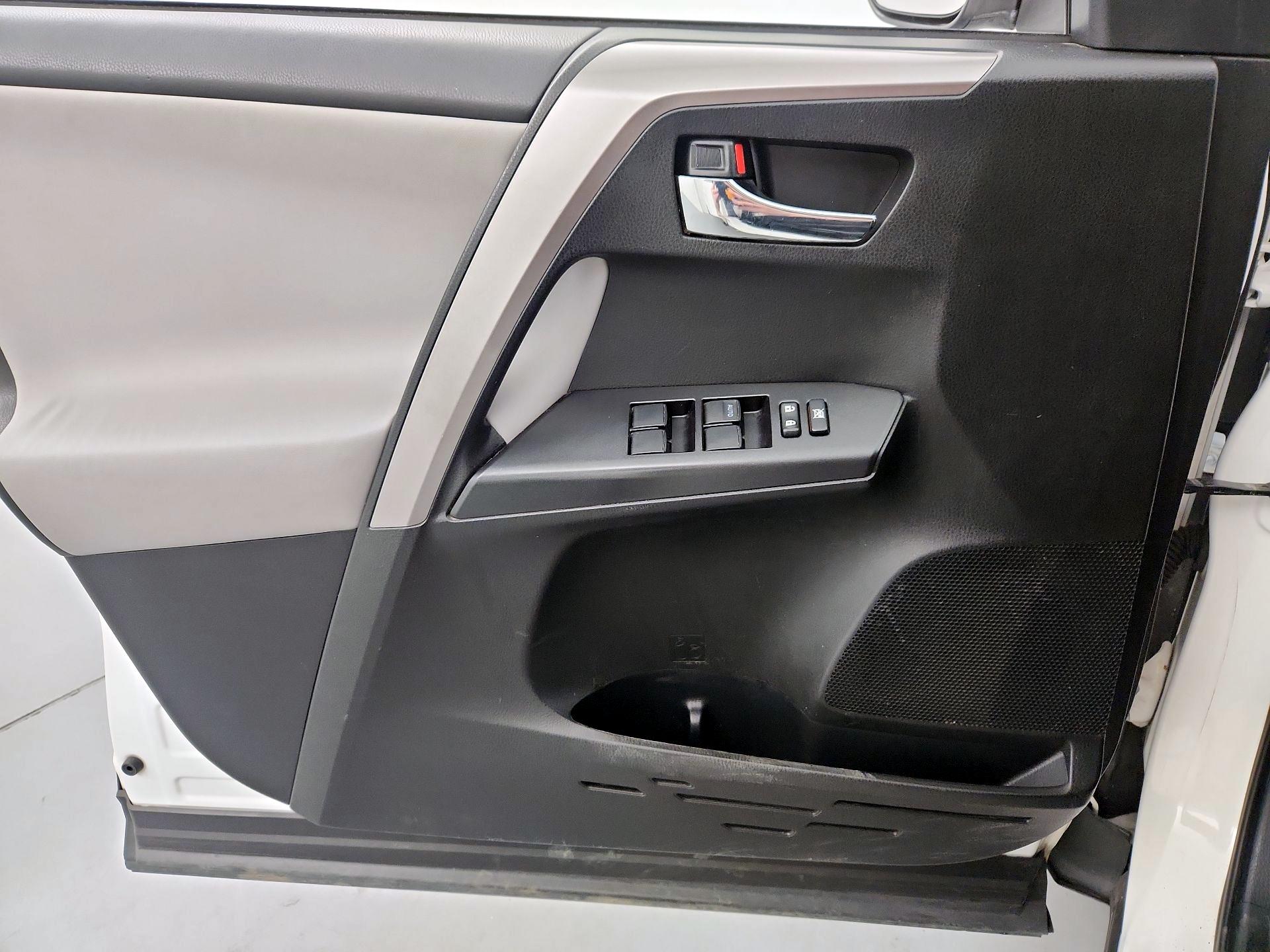 Thumbnail: 2017 Toyota RAV4 - 12