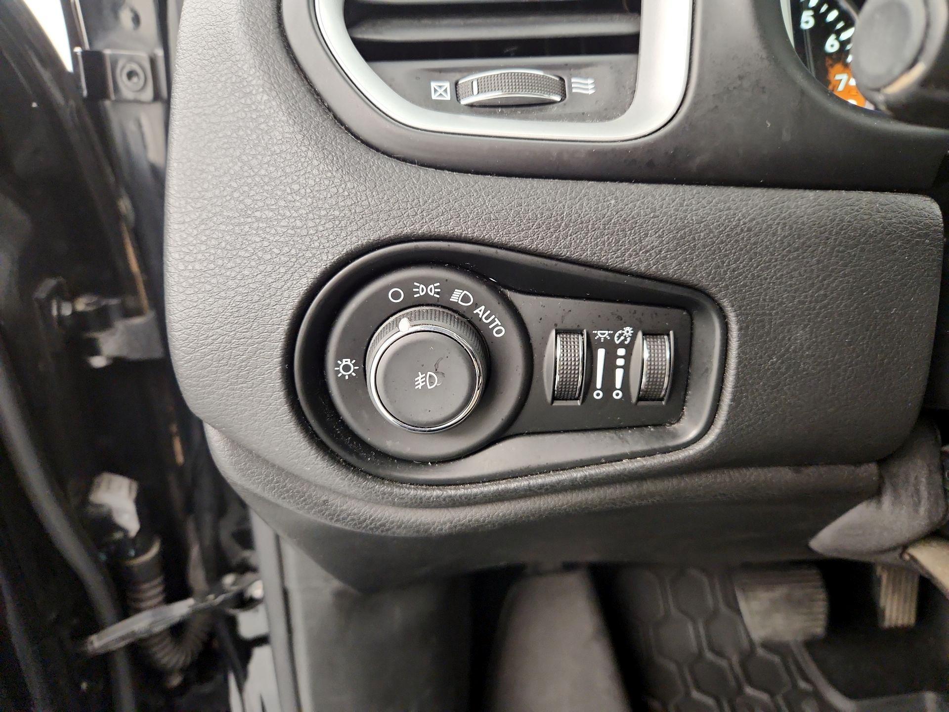 Thumbnail: 2015 Jeep Renegade - 13