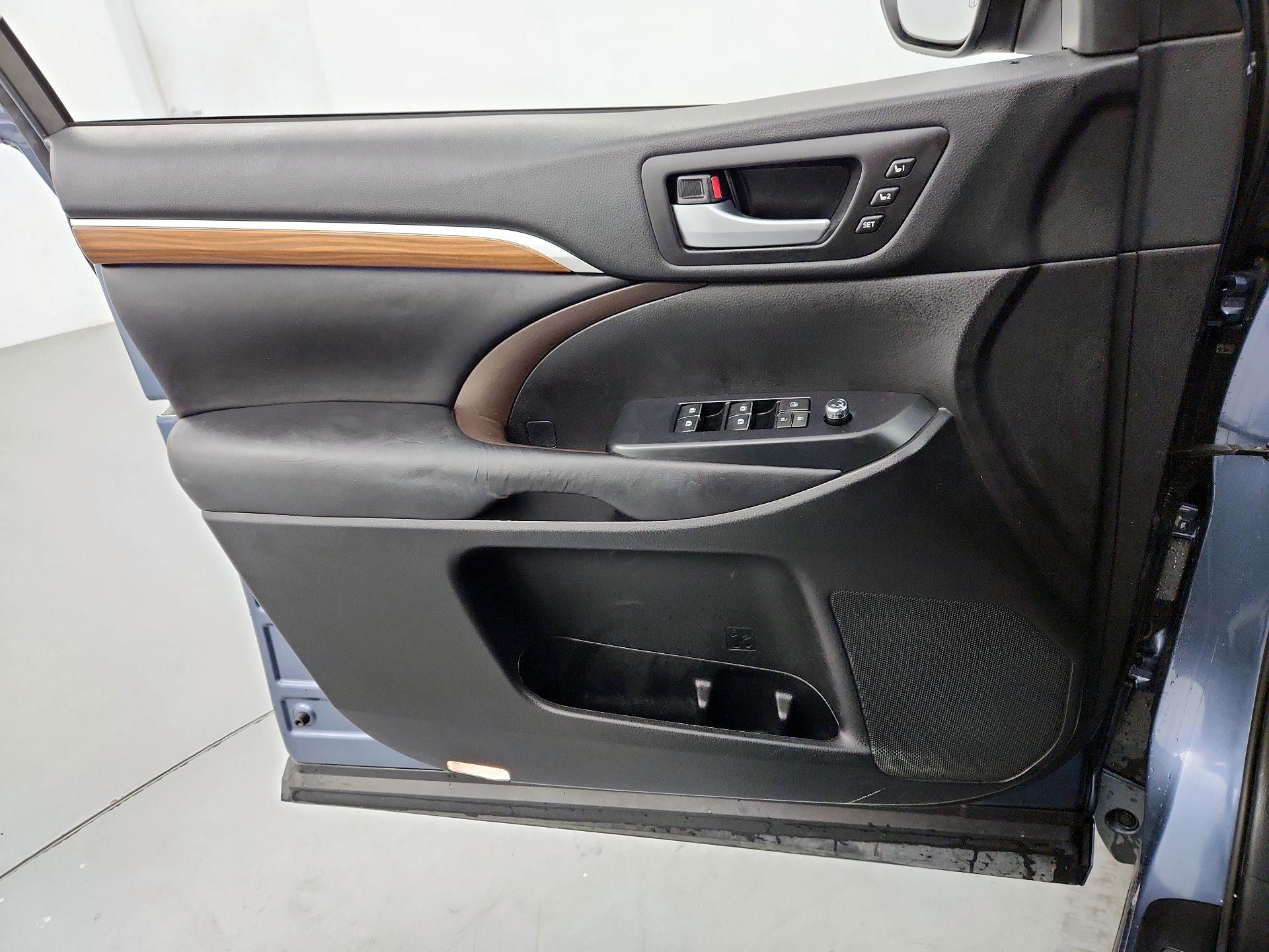 Thumbnail: 2017 Toyota Highlander - 12