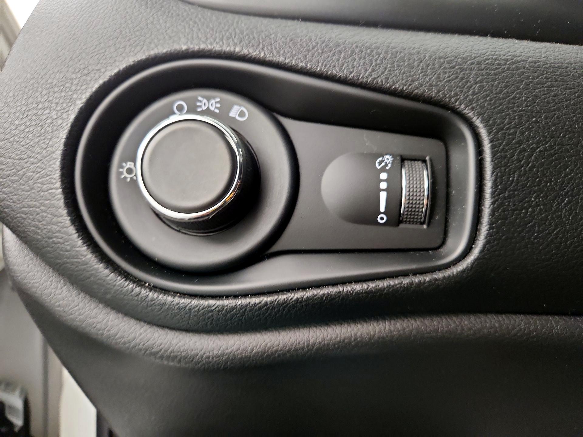 Thumbnail: 2018 Jeep Renegade - 13