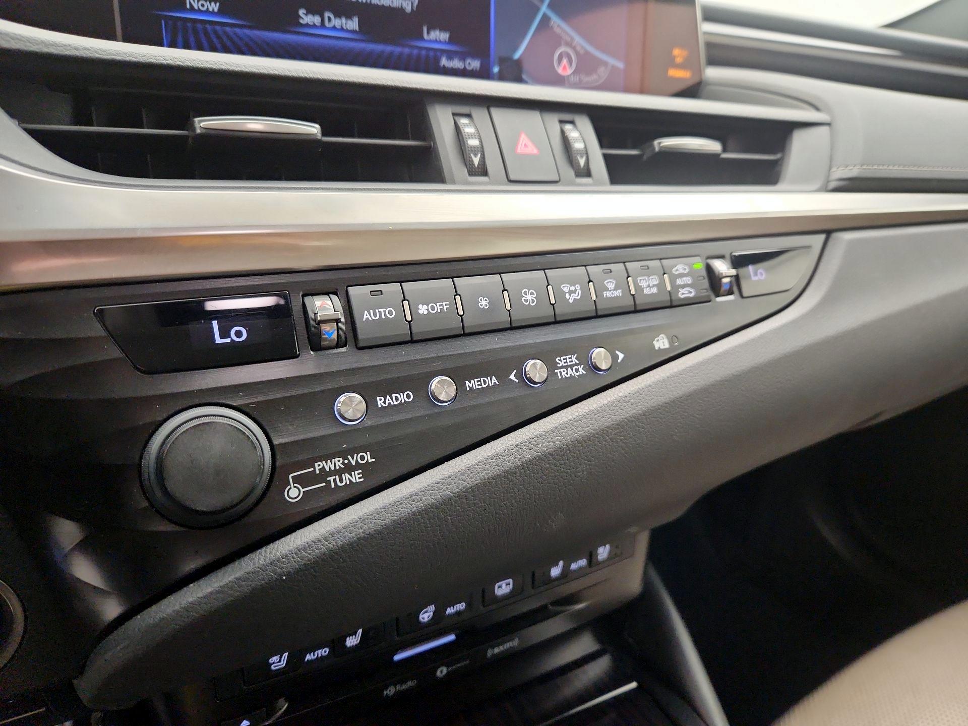 Thumbnail: 2019 Lexus ES - 16