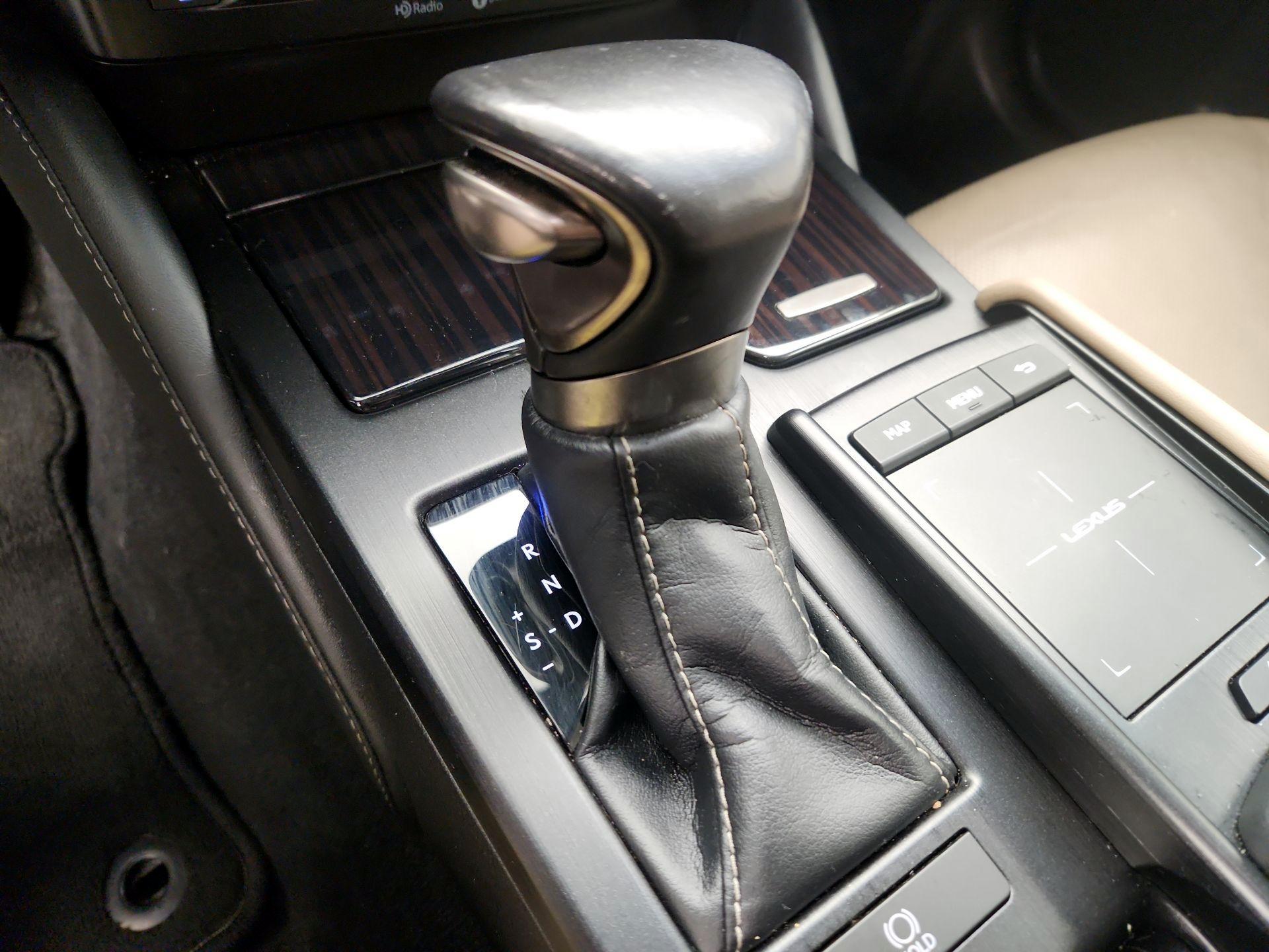 Thumbnail: 2019 Lexus ES - 17