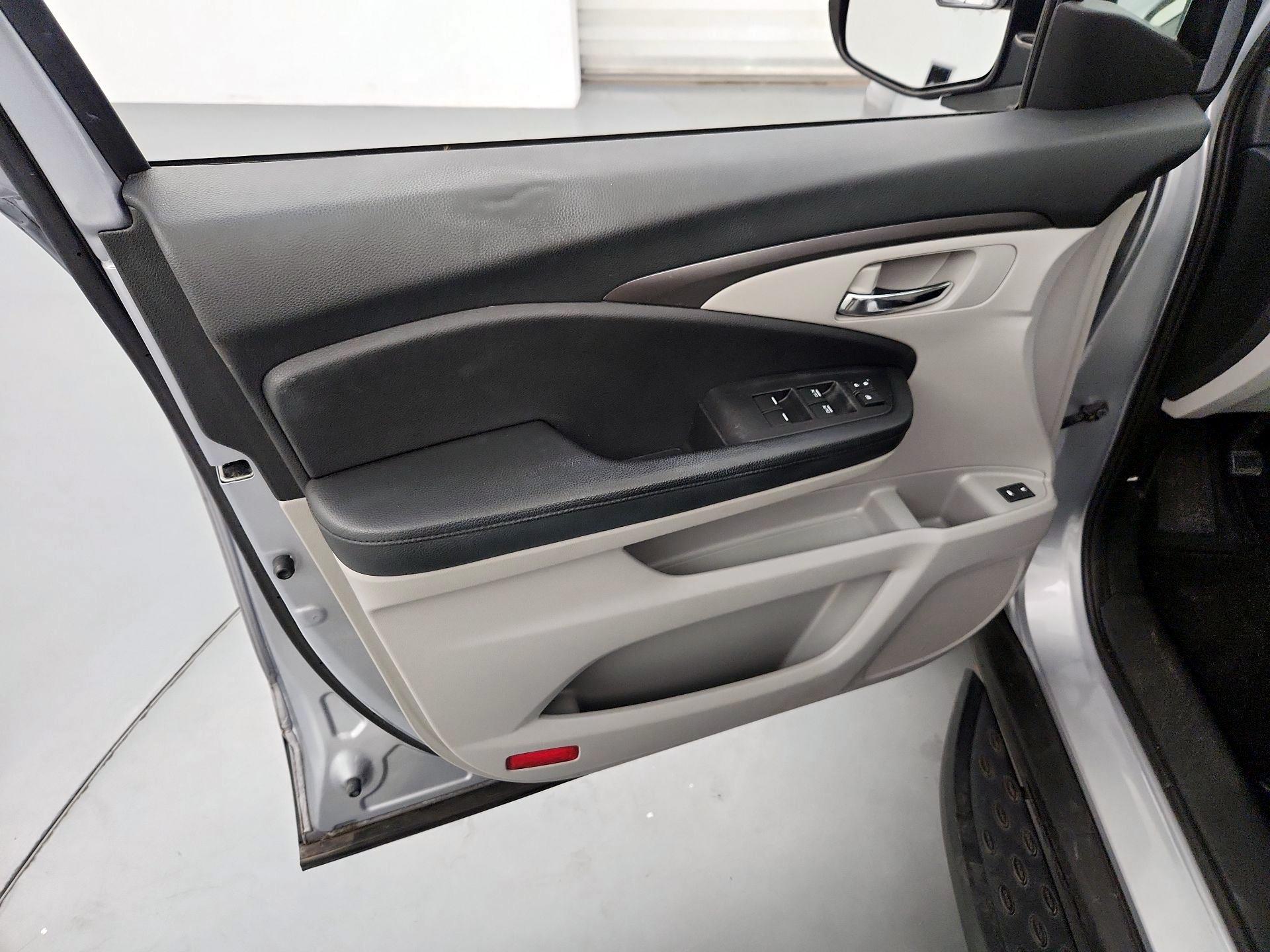 Thumbnail: 2017 Honda Pilot - 12