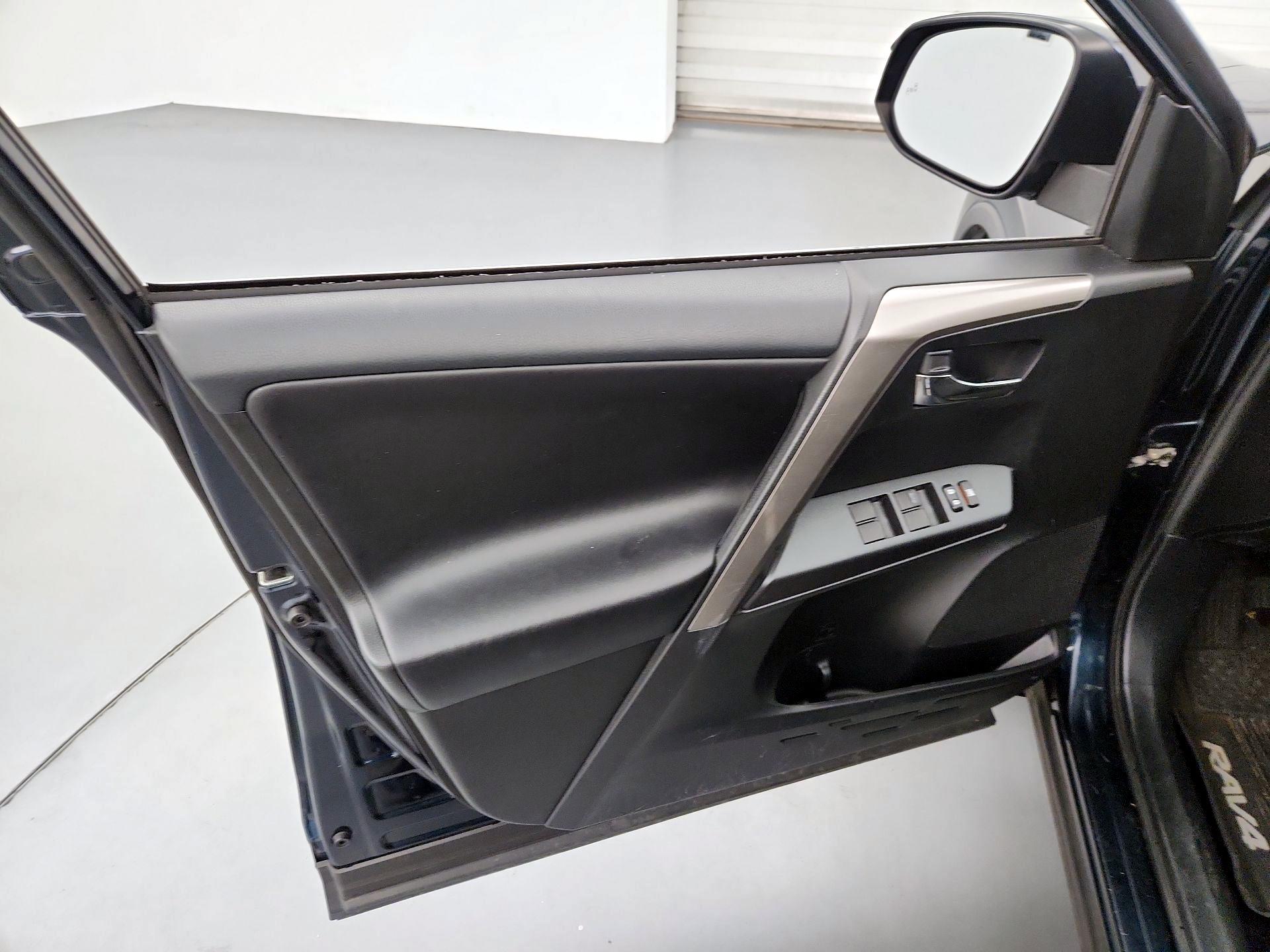 Thumbnail: 2018 Toyota RAV4 - 12