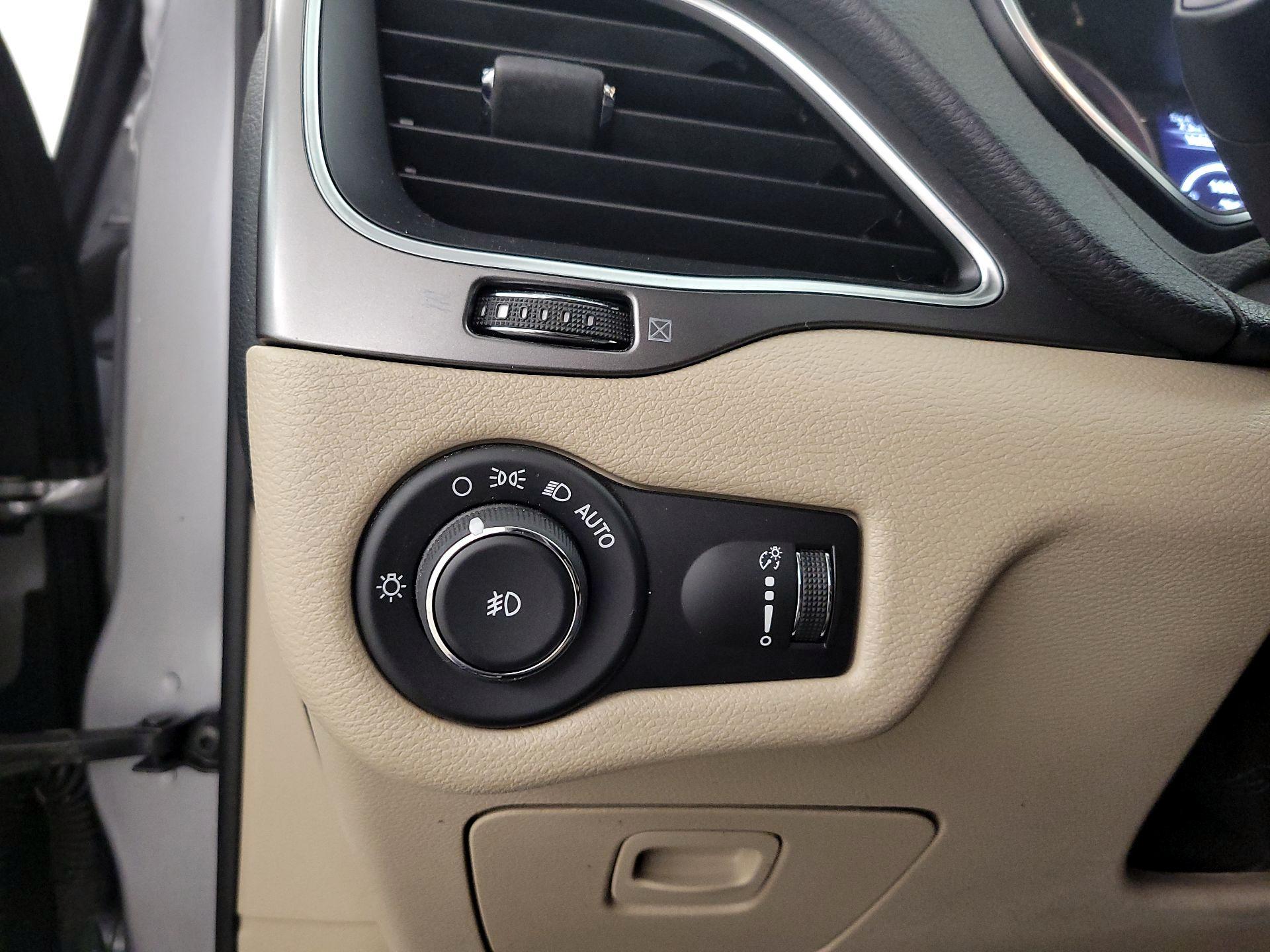 Thumbnail: 2019 Jeep Cherokee - 11