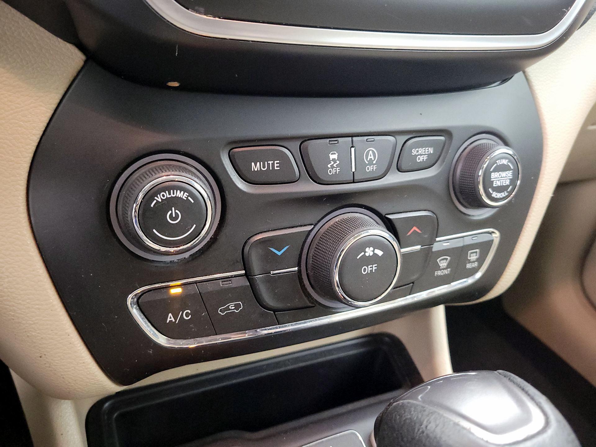 Thumbnail: 2019 Jeep Cherokee - 14