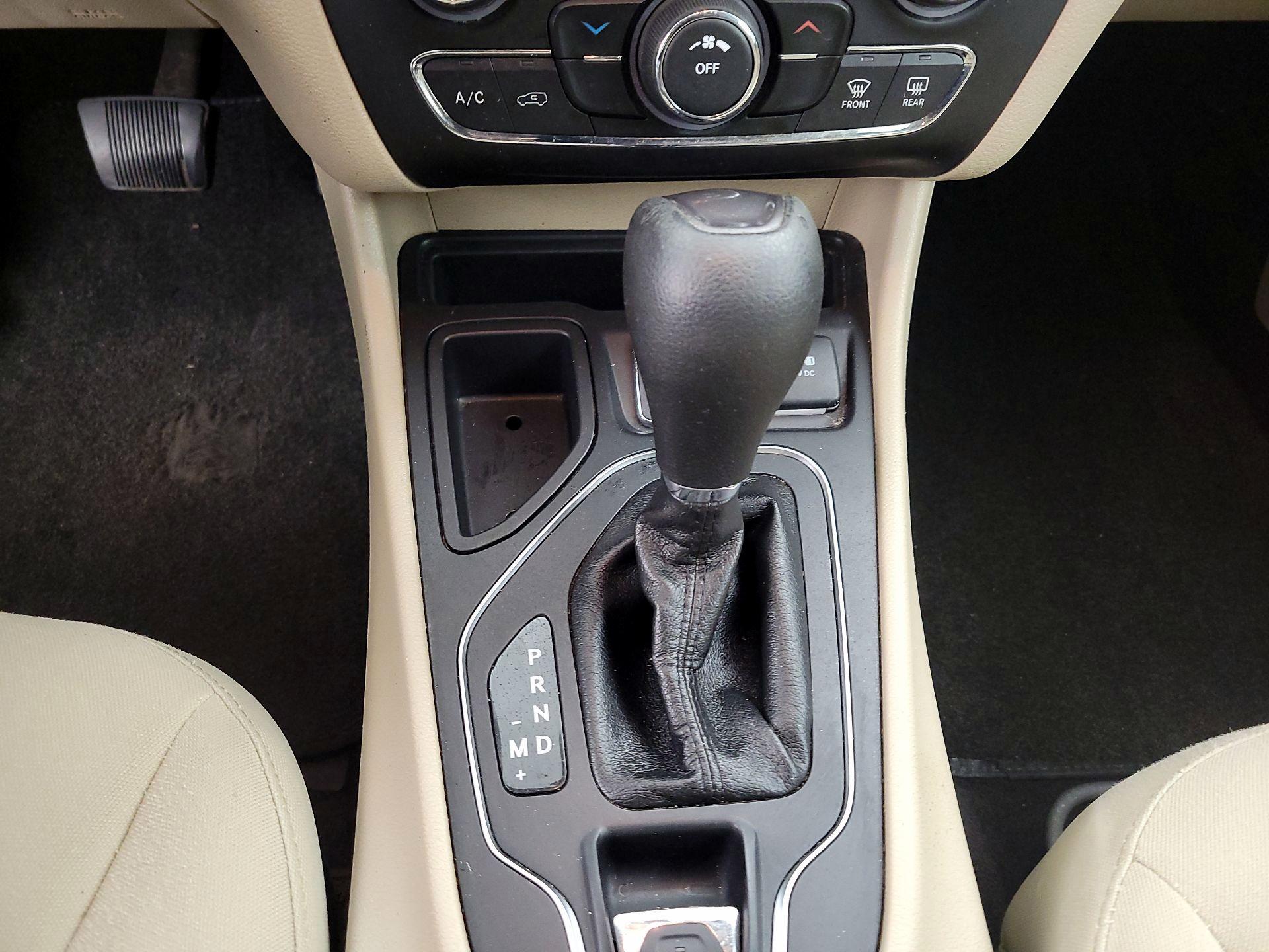Thumbnail: 2019 Jeep Cherokee - 15
