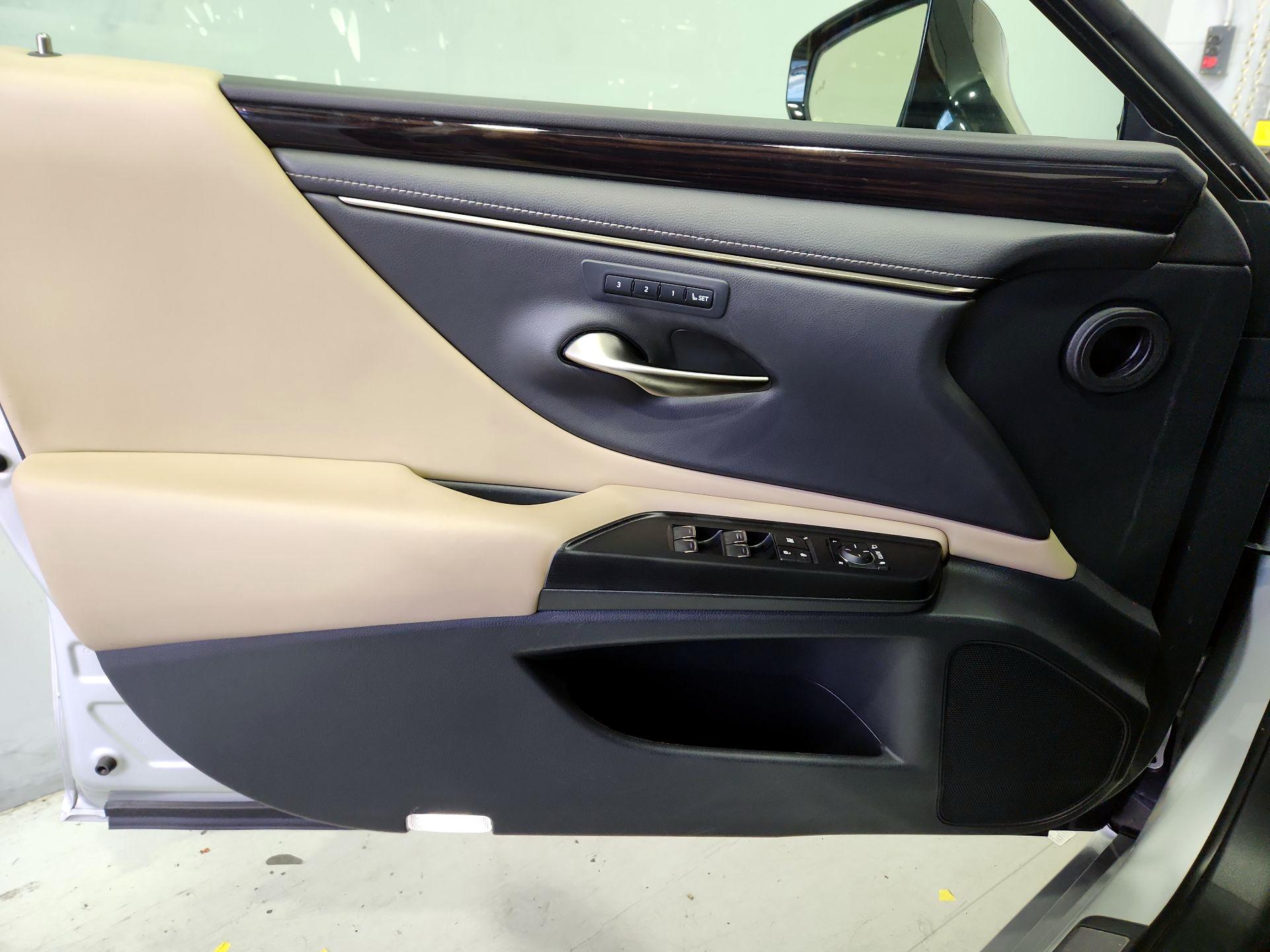 Thumbnail: 2021 Lexus ES - 12