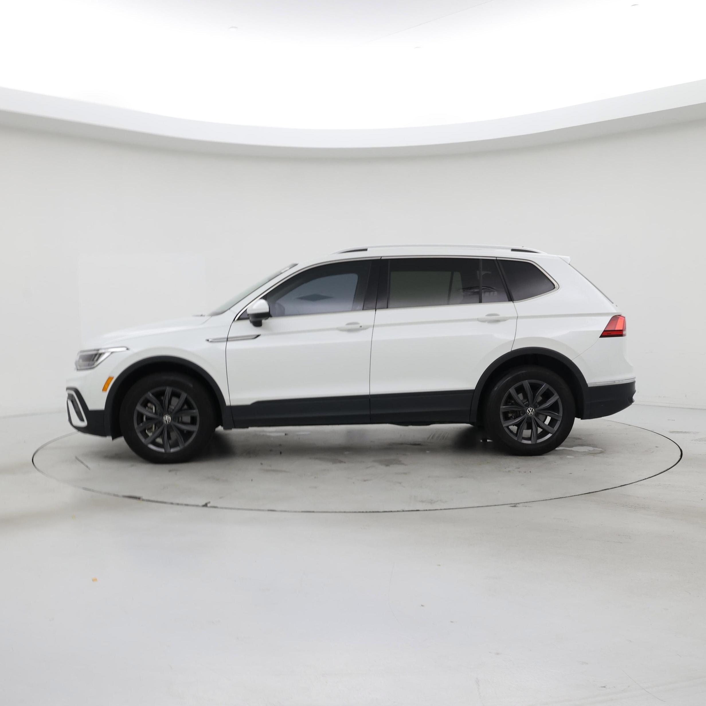 Thumbnail: 2023 Volkswagen Tiguan - 3
