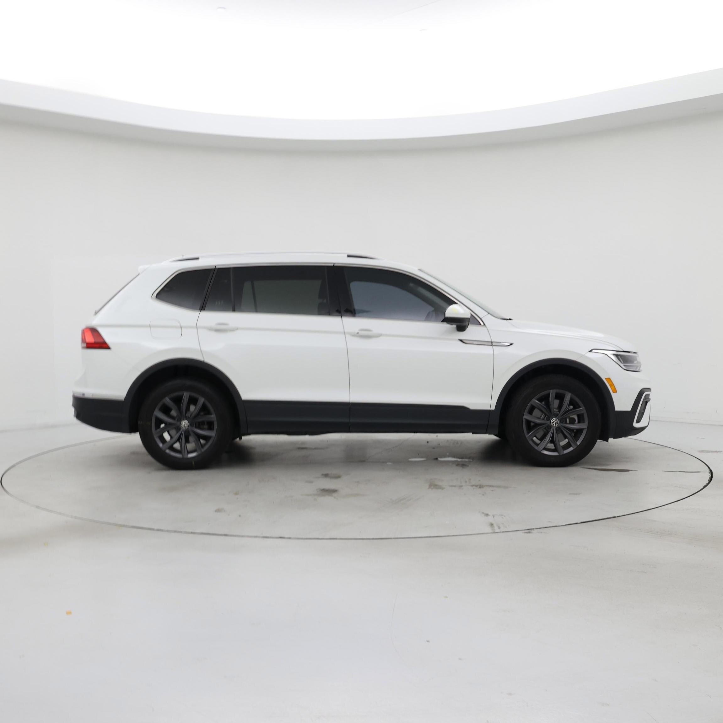 Thumbnail: 2023 Volkswagen Tiguan - 7