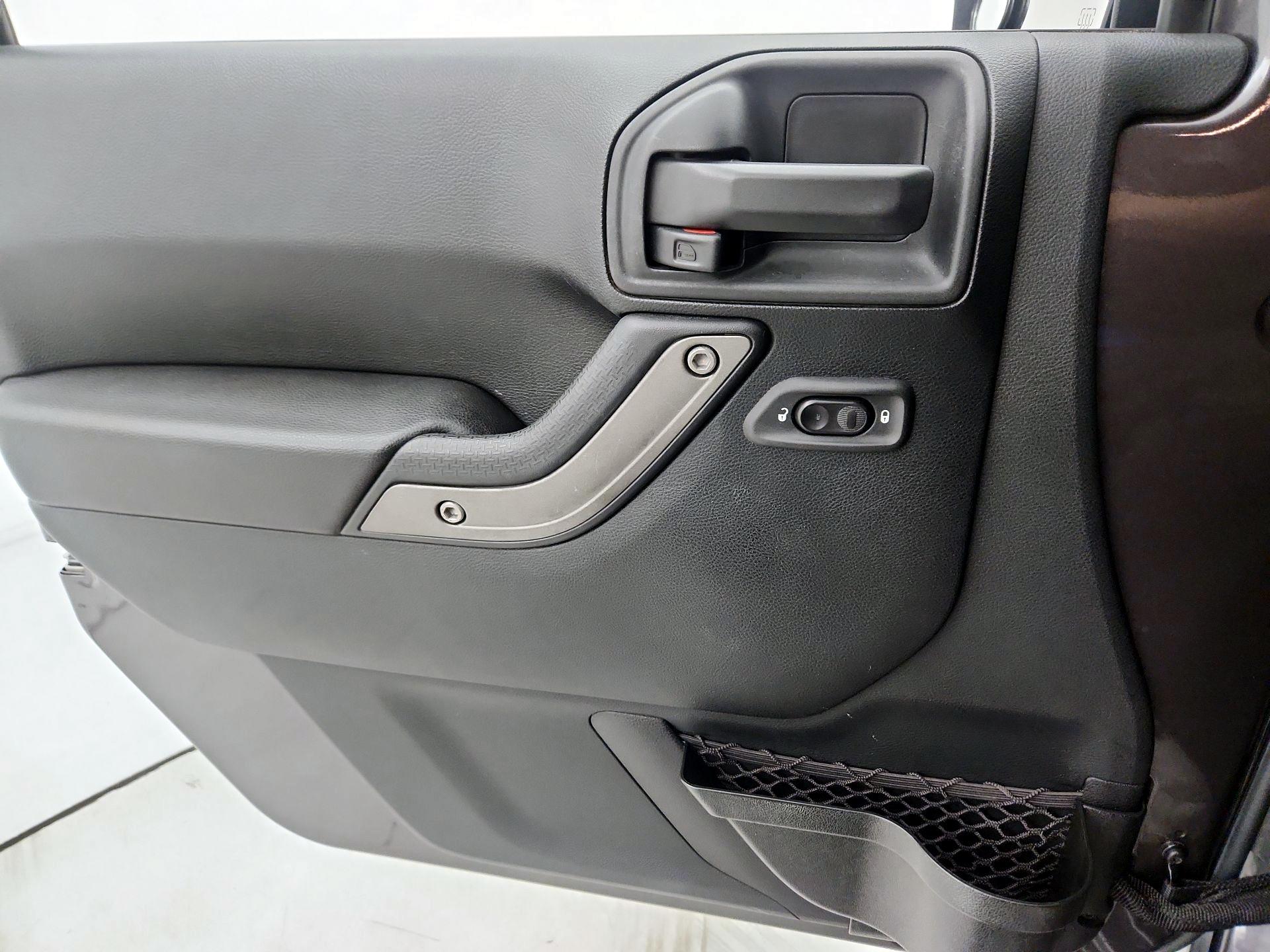 Thumbnail: 2016 Jeep Wrangler - 12