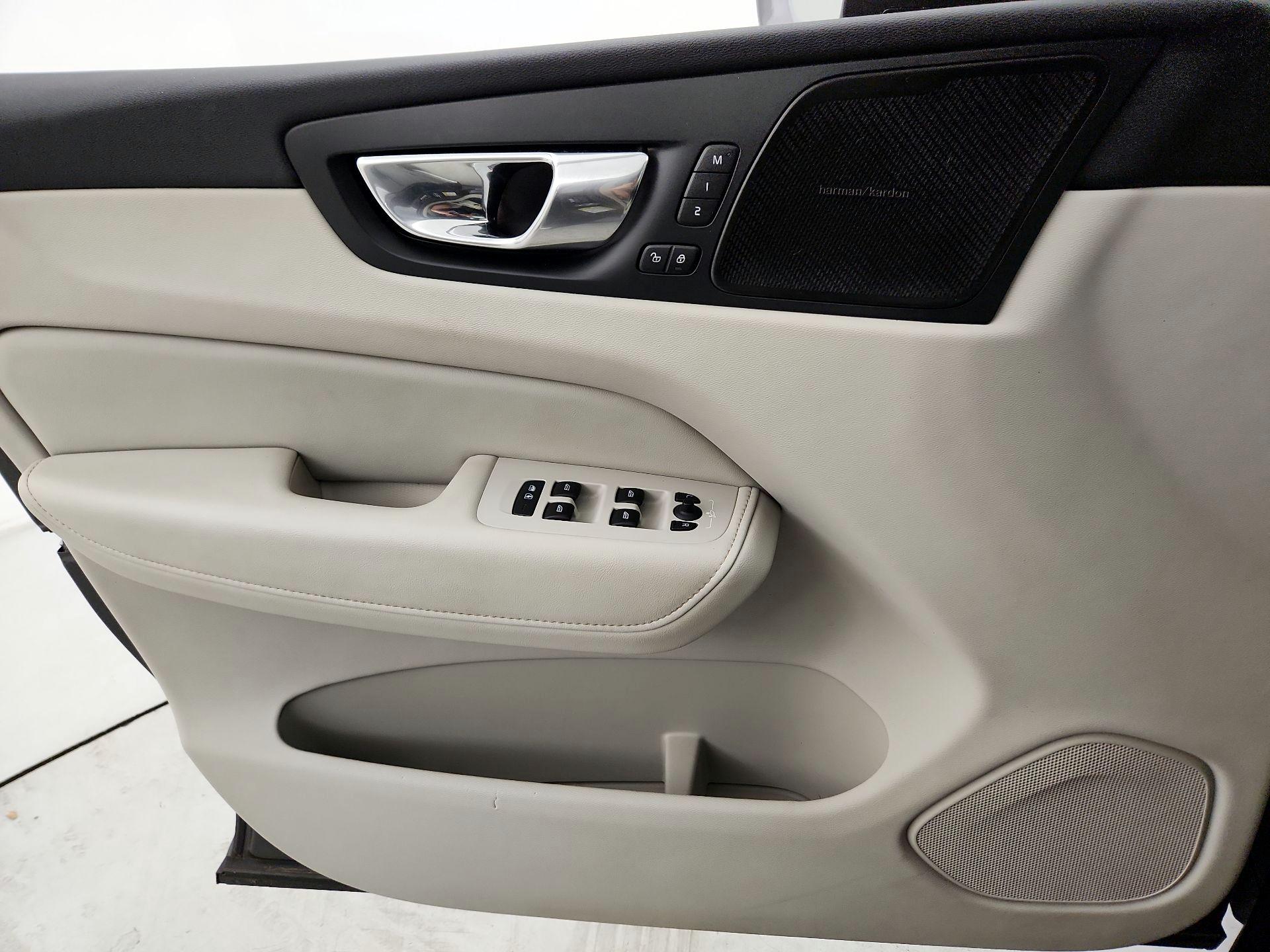 Thumbnail: 2022 Volvo XC60 - 12