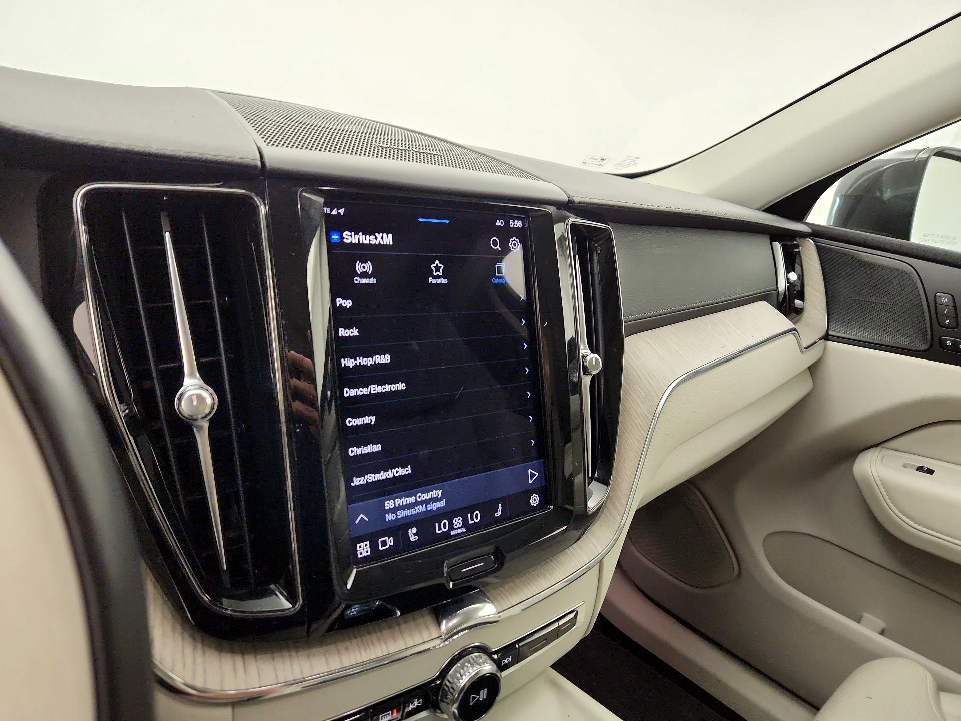 Thumbnail: 2022 Volvo XC60 - 16