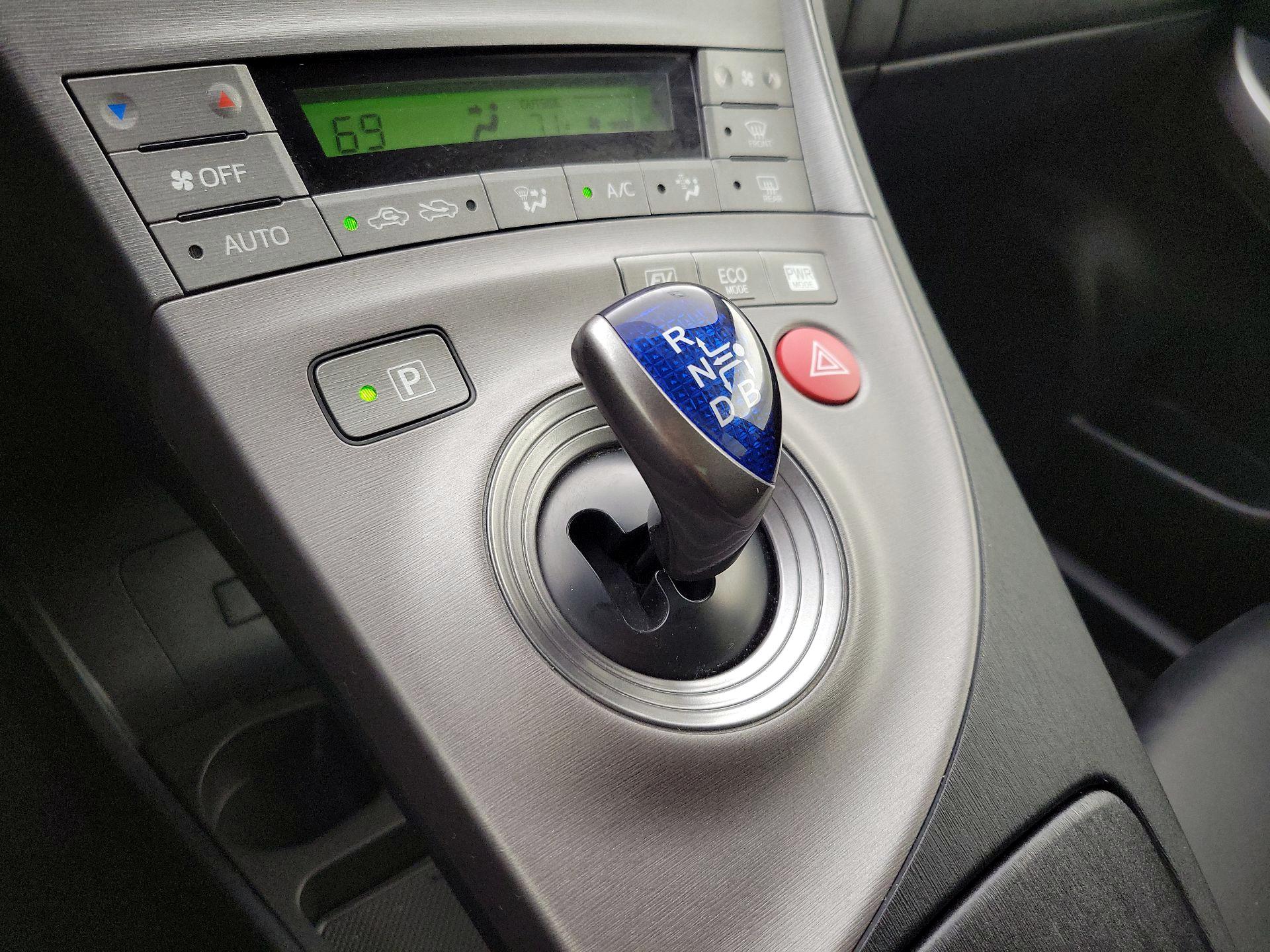 Thumbnail: 2015 Toyota Prius - 17