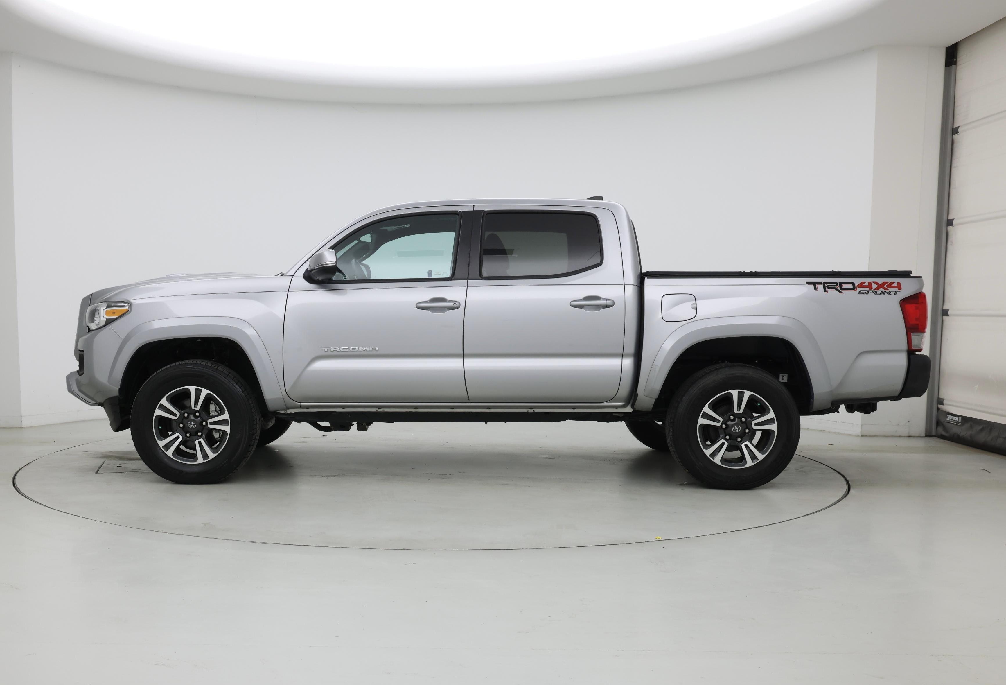 Thumbnail: 2016 Toyota Tacoma - 3