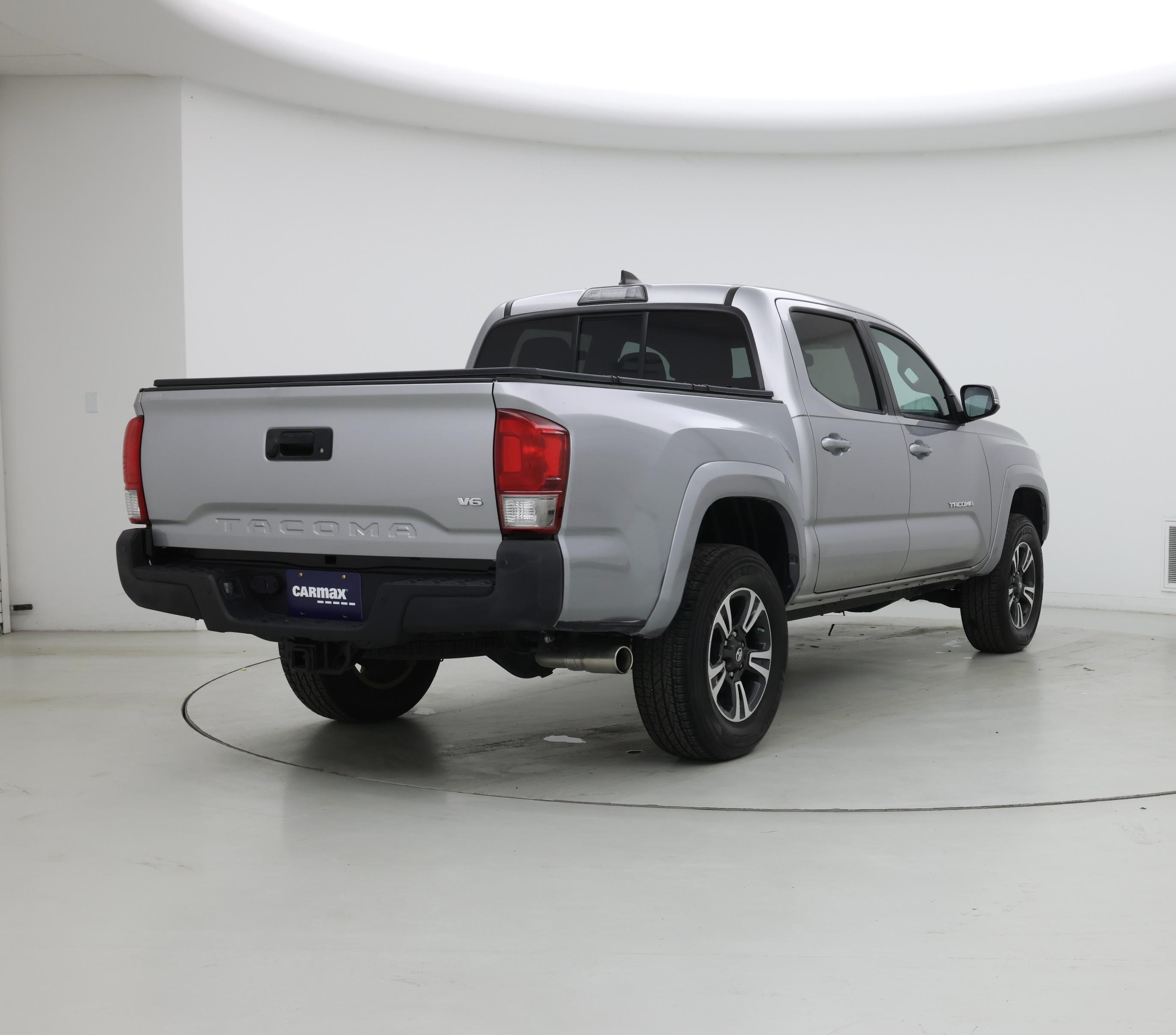Thumbnail: 2016 Toyota Tacoma - 8