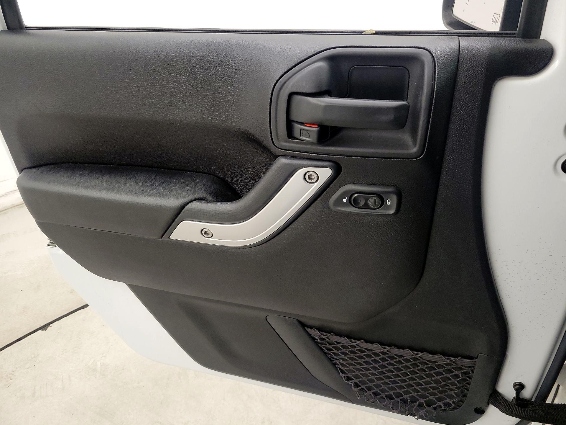 Thumbnail: 2015 Jeep Wrangler - 12