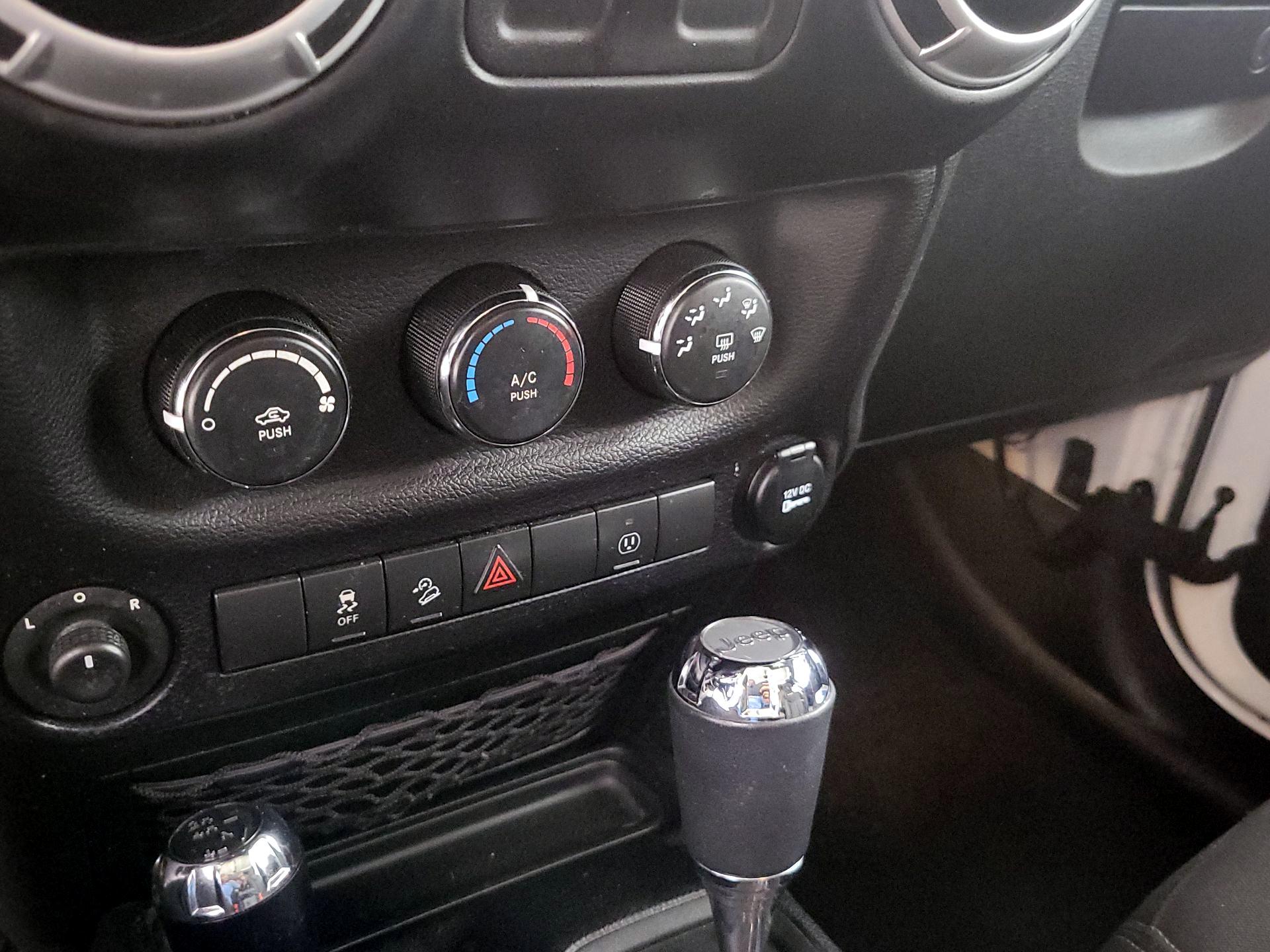 Thumbnail: 2015 Jeep Wrangler - 14
