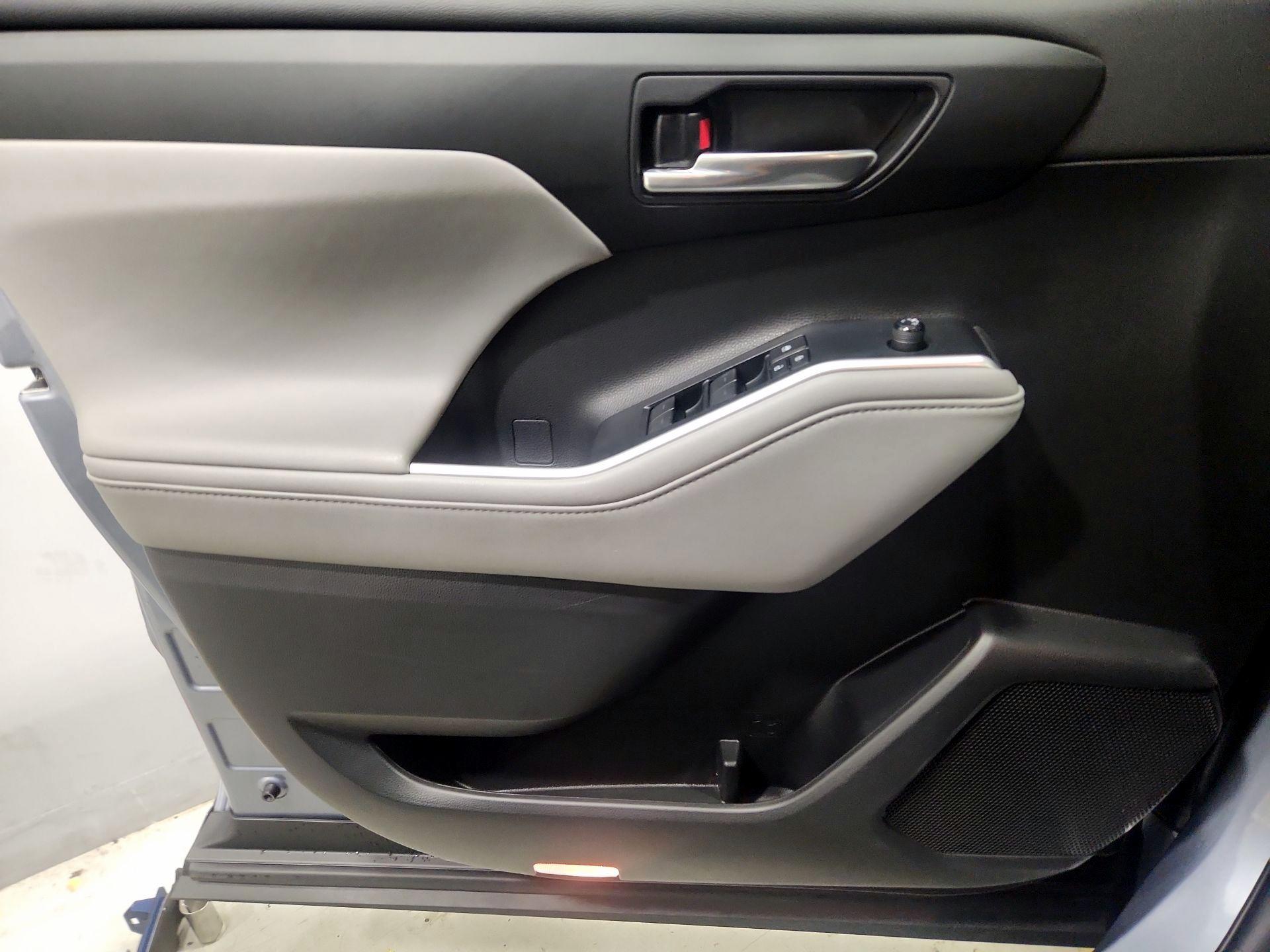 Thumbnail: 2021 Toyota Highlander - 12