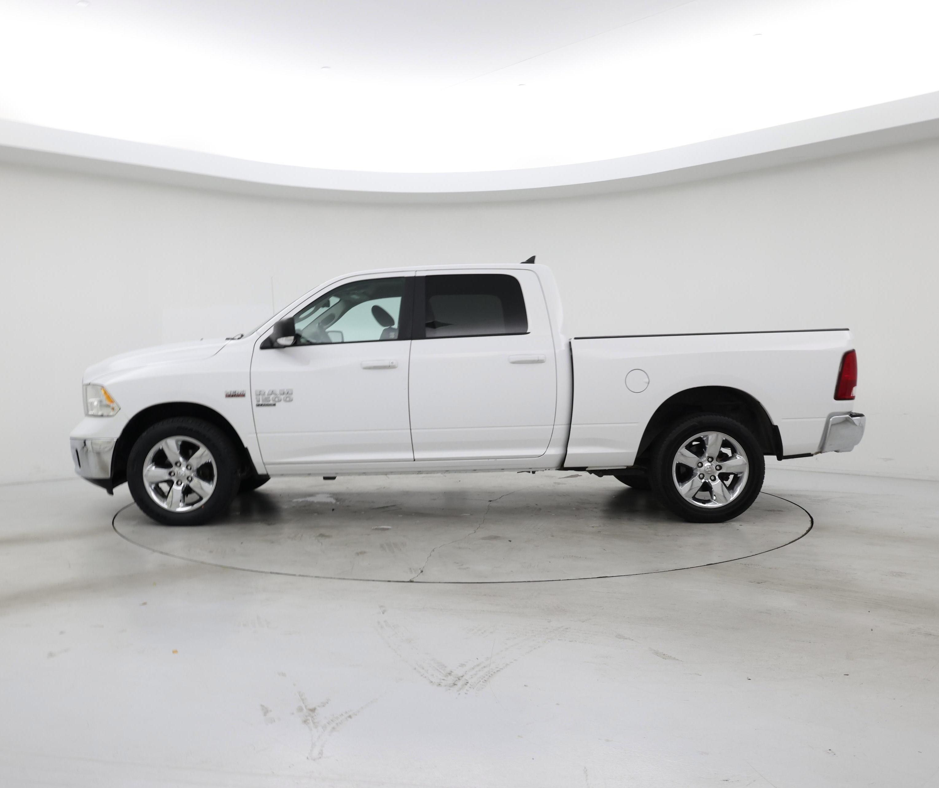 Thumbnail: 2019 RAM 1500 Classic - 3