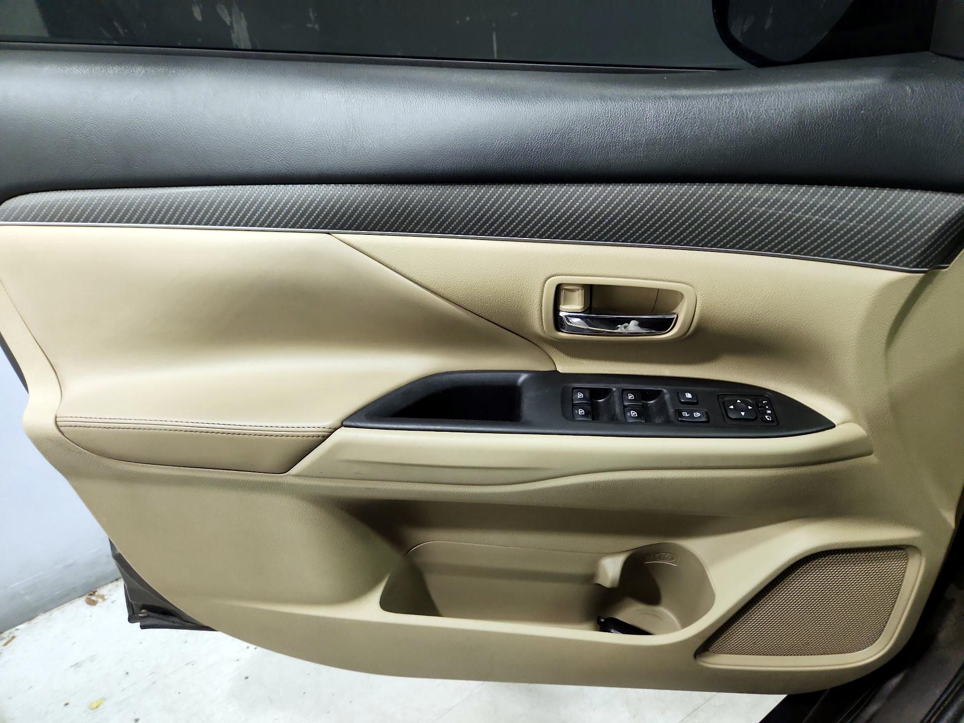 Thumbnail: 2019 Mitsubishi Outlander - 12